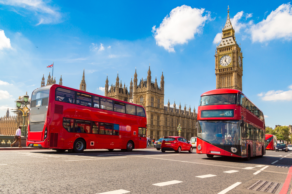 Big Ben, Westminster Bridge i czerwony dwupiętrowy autobus w Londynie, Anglia, Wielka Brytania