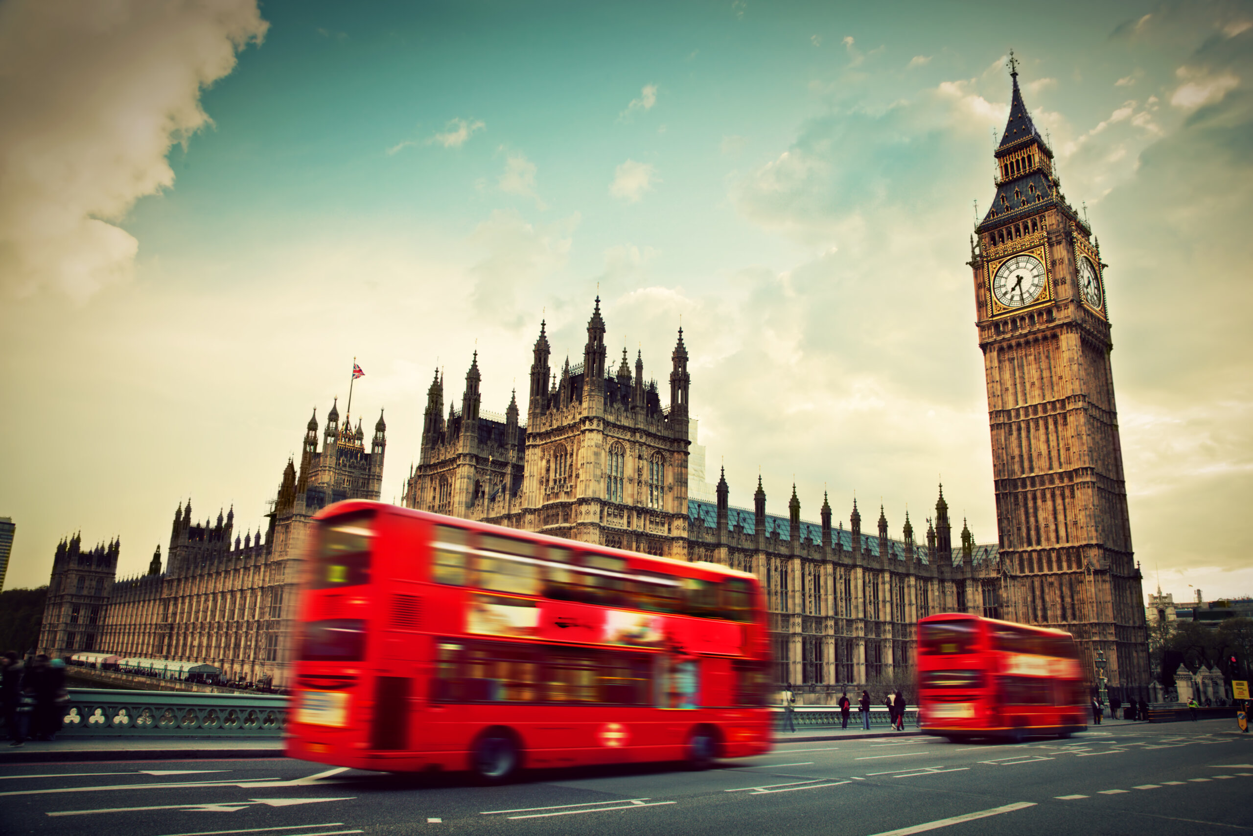 Londyn, Wielka Brytania. Czerwony autobus w ruchu i Big Ben, Pałac Westminsterski. Ikony Anglii w stylu vintage, retro
