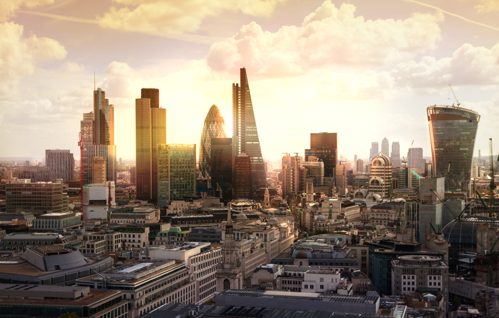 Londyn zachód słońca. Widok na biznes nowoczesnej dzielnicy