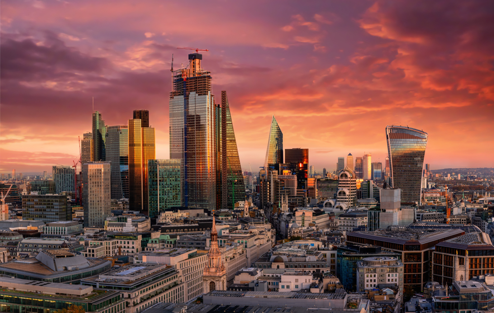 Ognisty zachód słońca nad miejską panoramą dzielnicy finansowej City of London, Wielka Brytania
