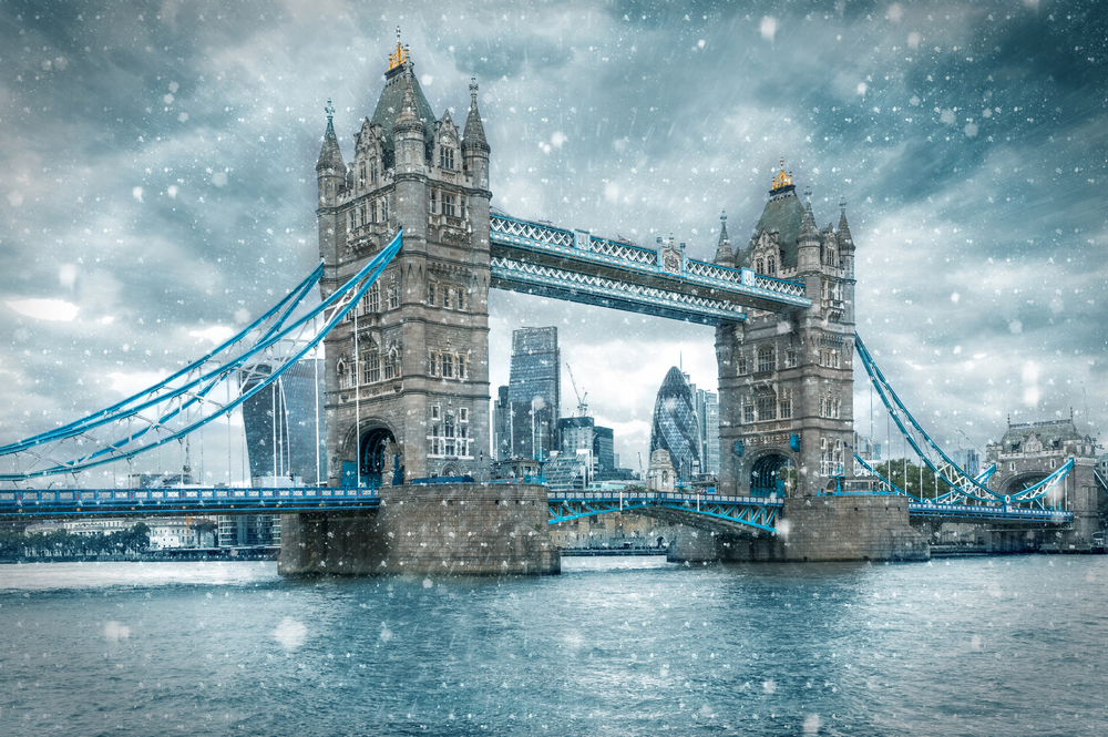 Tower Bridge w Londynie, Wielka Brytania, podczas burzy śnieżnej