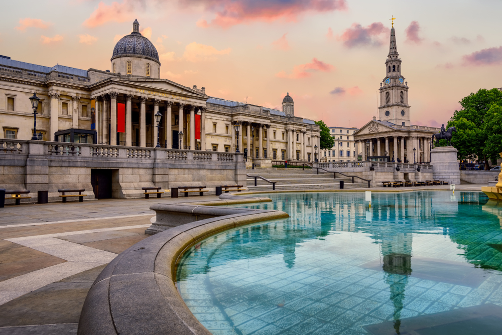 Trafalgar Square w Londynie, Anglia, z Galerii Narodowej i kościoła St Marting on the Fields w dramatycznym świetle