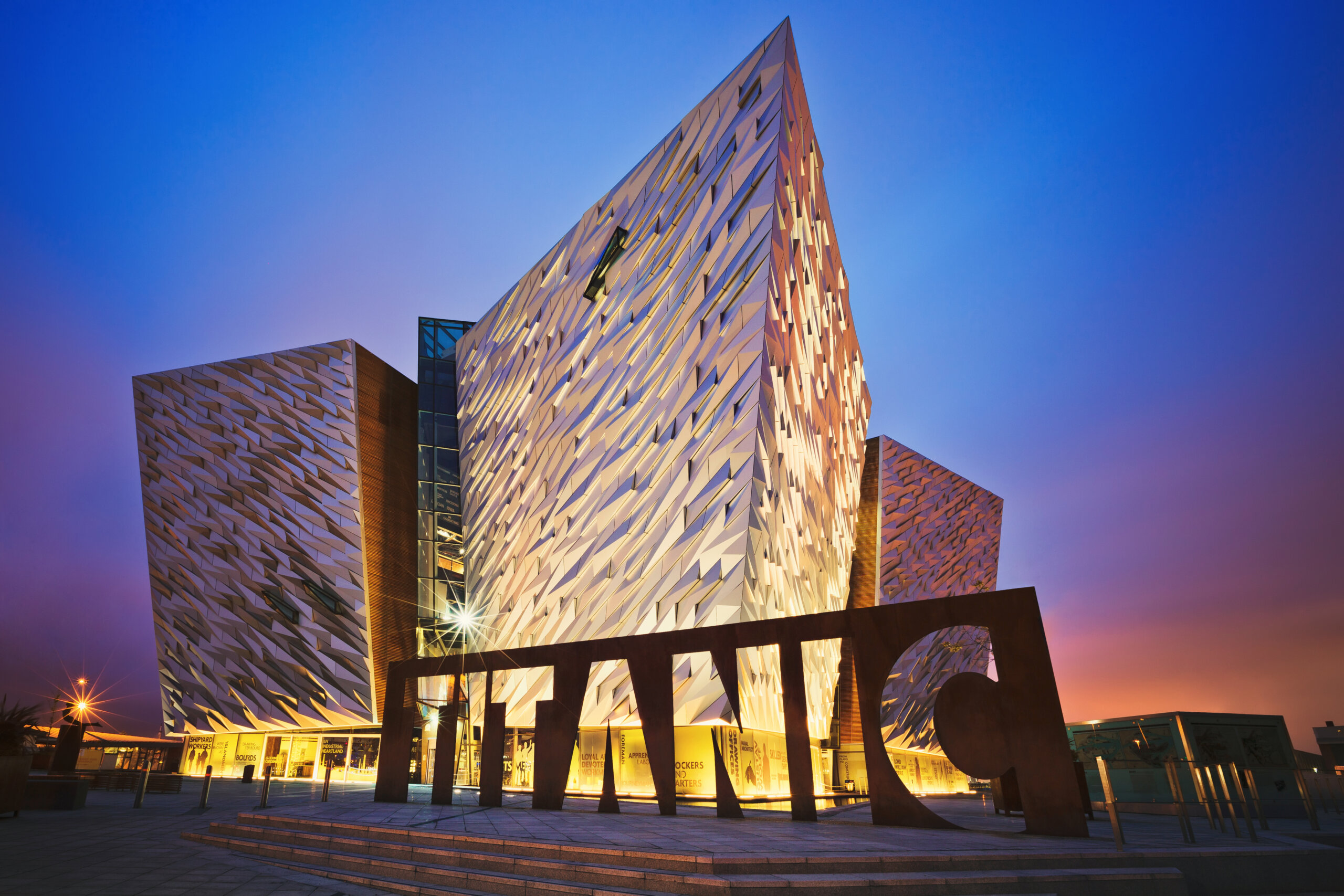 BELFAST, IRLANDIA PÓŁNOCNA - 28 CZERWCA 2017 R: Zachód słońca nad Titanic Belfast - muzeum, atrakcja turystyczna i pomnik morskiego dziedzictwa Belfastu na terenie dawnej stoczni Harland and Wolff.