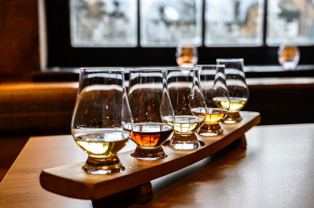 Kolekcja szkockiej whisky, kieliszki do degustacji z różnymi pojedynczymi słodami lub mieszanymi alkoholami whisky podczas destylarni w Szkocji, Wielka Brytania