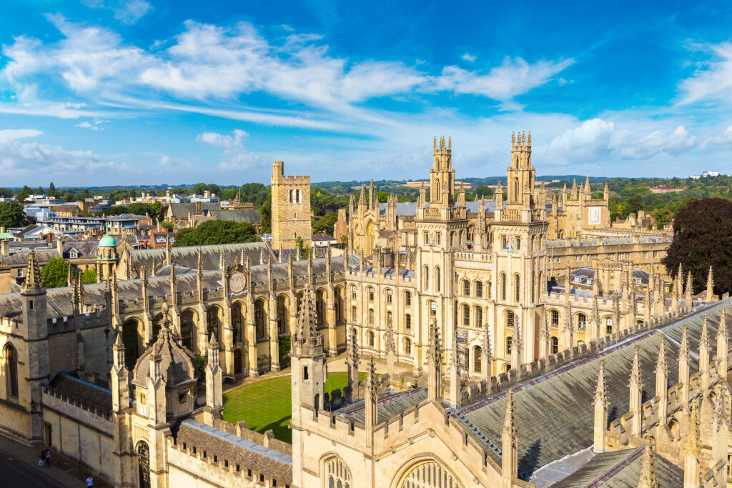 Panoramiczny widok z lotu ptaka All Souls College, Oxford University, Oxford w piękny letni dzień, Anglia, Wielka Brytania