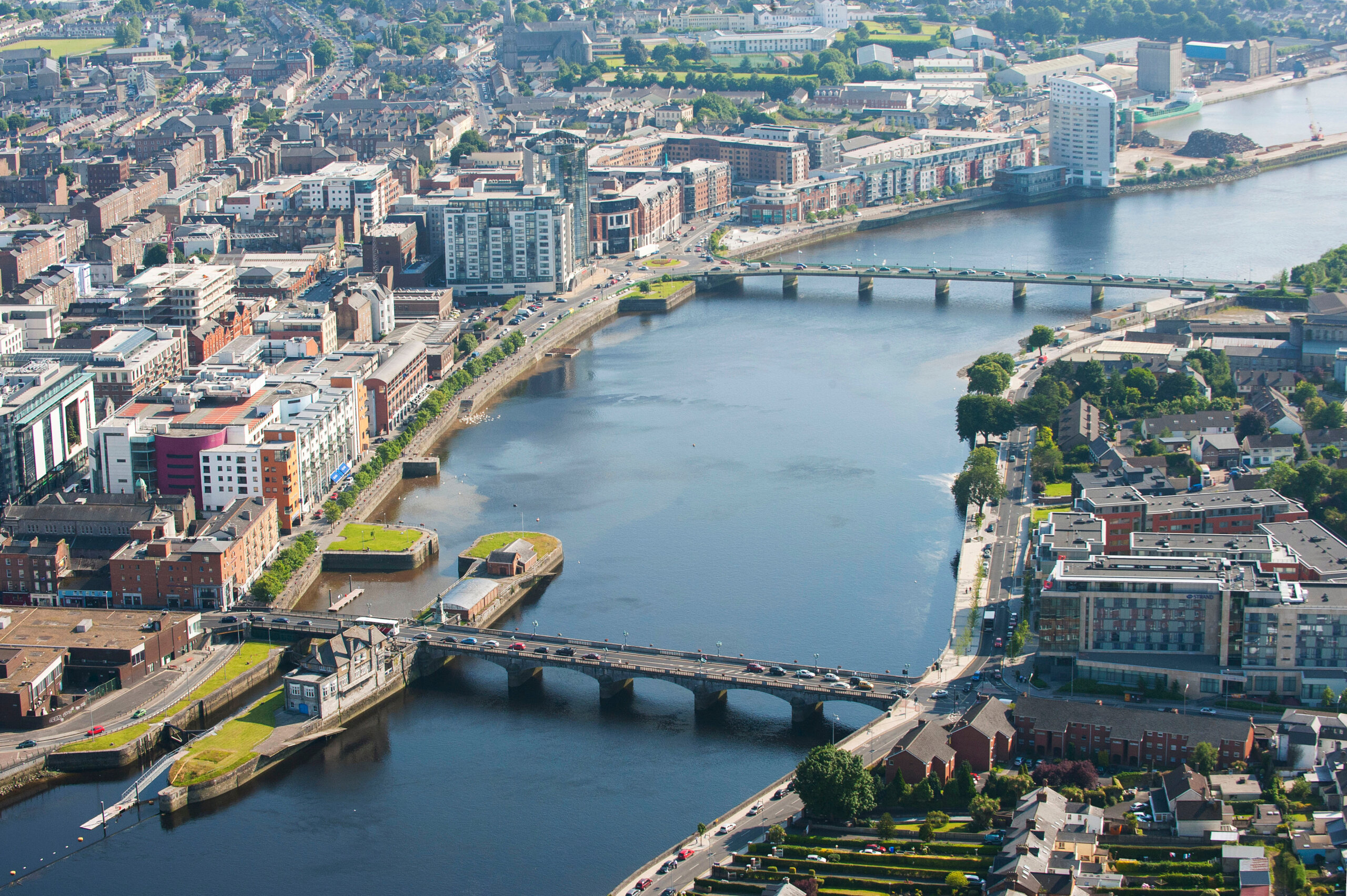 Widok z lotu ptaka na miasto Limerick, Irlandia, czerwiec 2009.