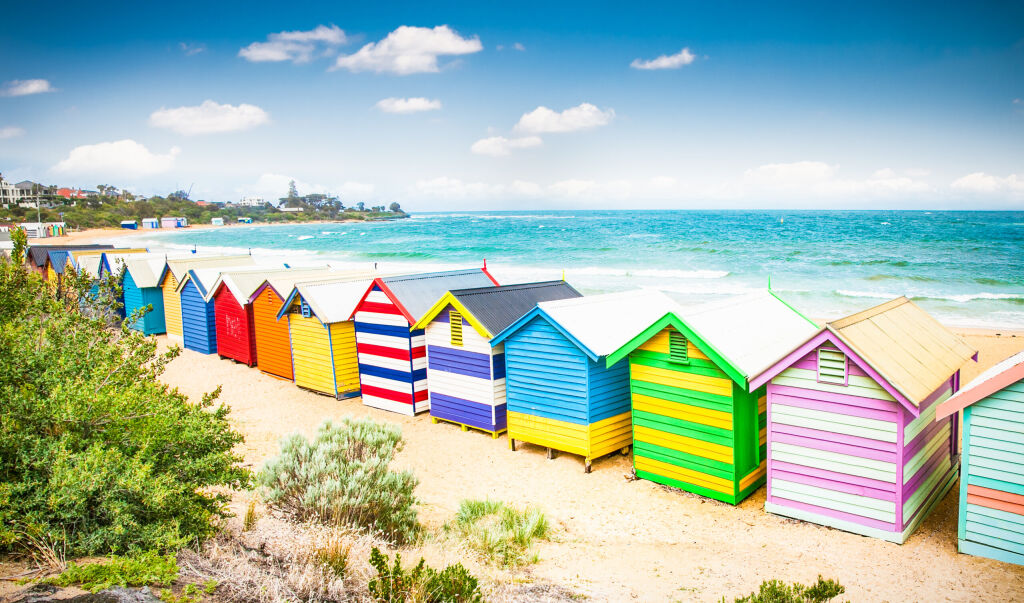 Piękne domy kąpielowe na białej piaszczystej plaży w Brighton Beach w Melbourne, Australia.