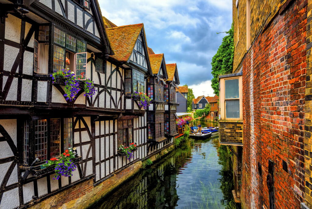 Średniowieczne domy z drewna i rzeki Stour w Canterbury Old Town, Kent, Anglia