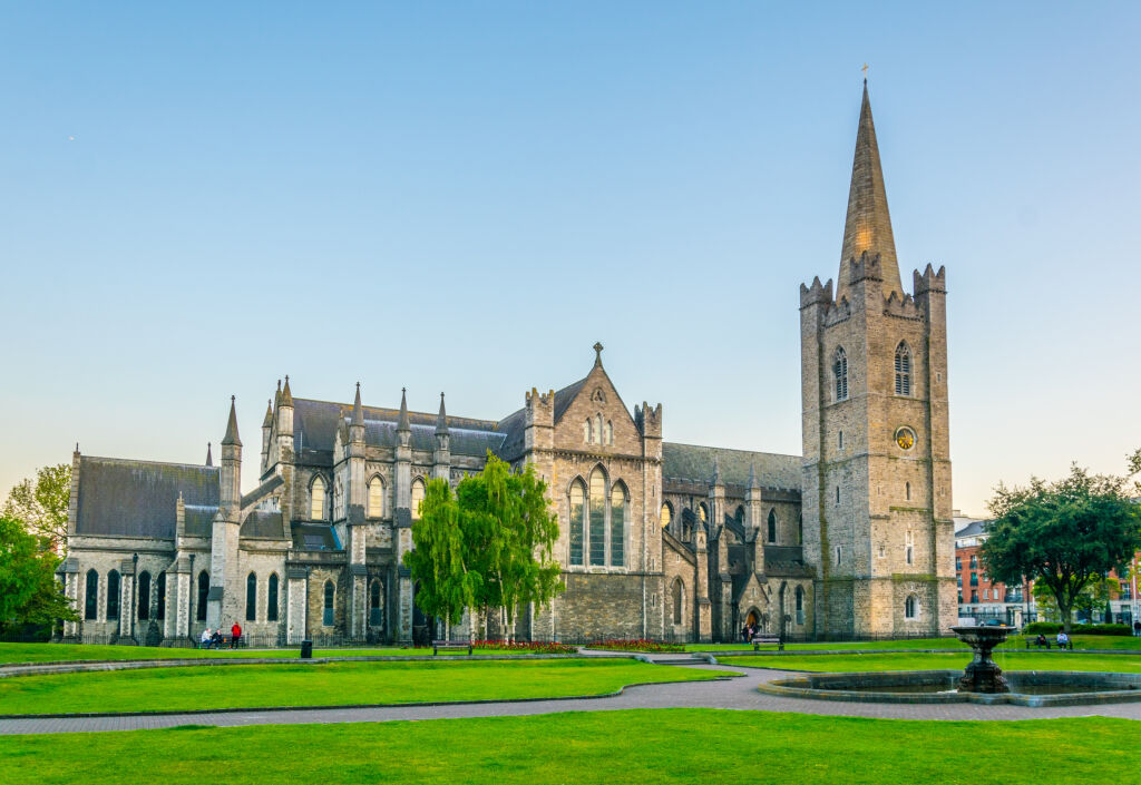 Widok na katedrę św Patryka w Dublinie, Irlandia
