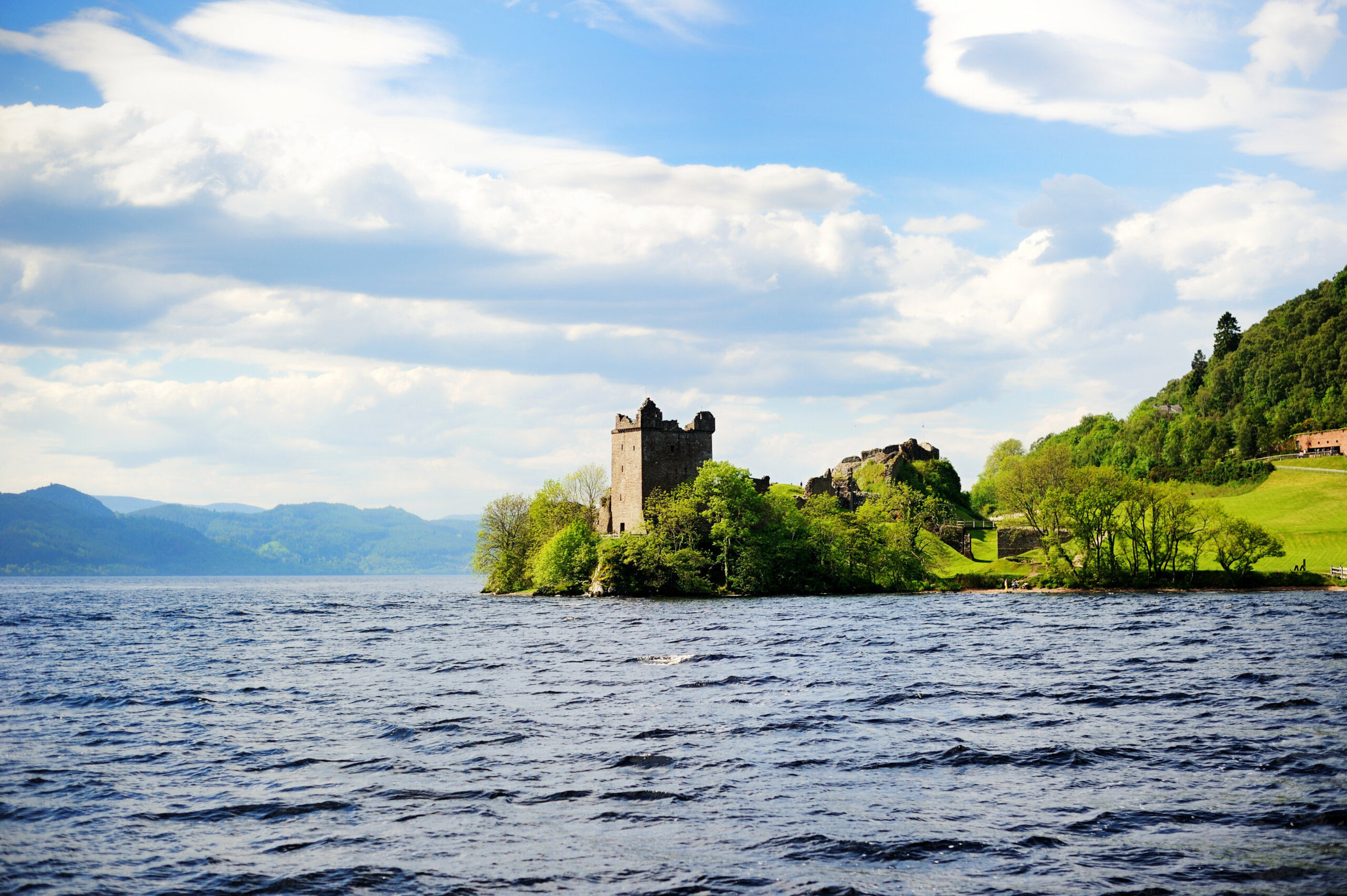 Widok na zamek Urquhart i Loch Ness w Highlands Szkocji