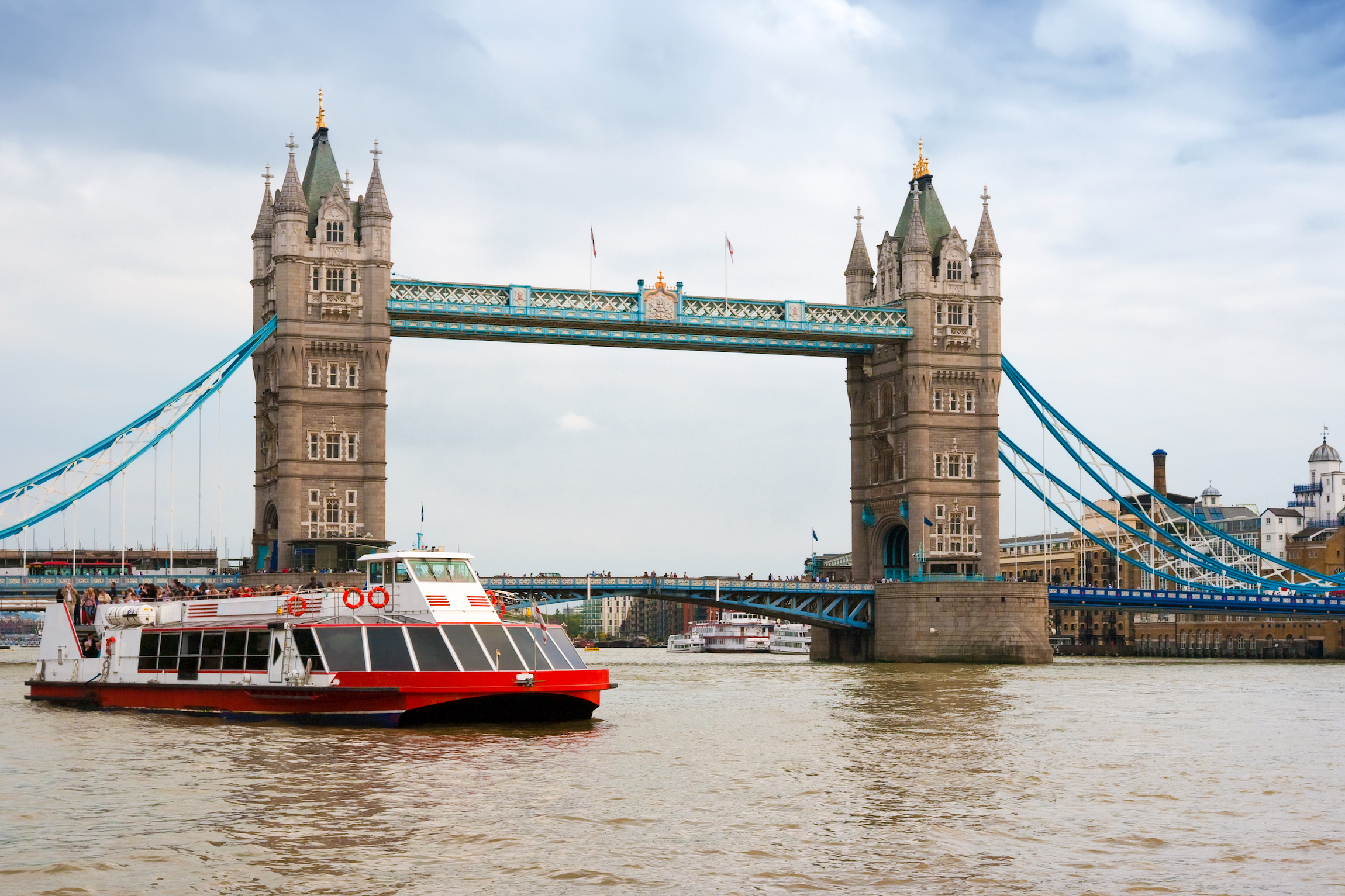 Łódź wycieczkowa płynie w pobliżu Tower Bridge. Londyn, Anglia