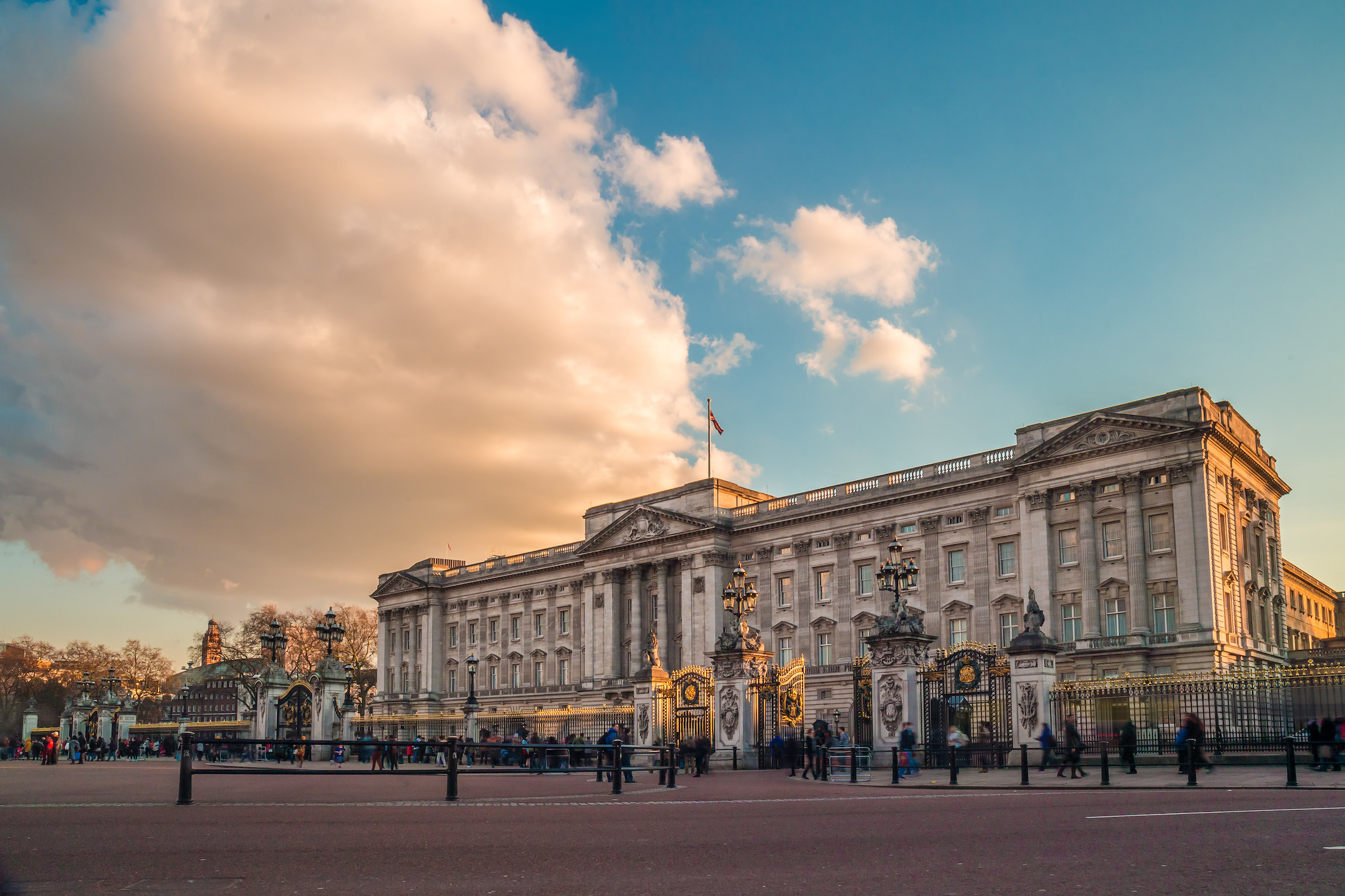 Pałac Buckingham wieczorem