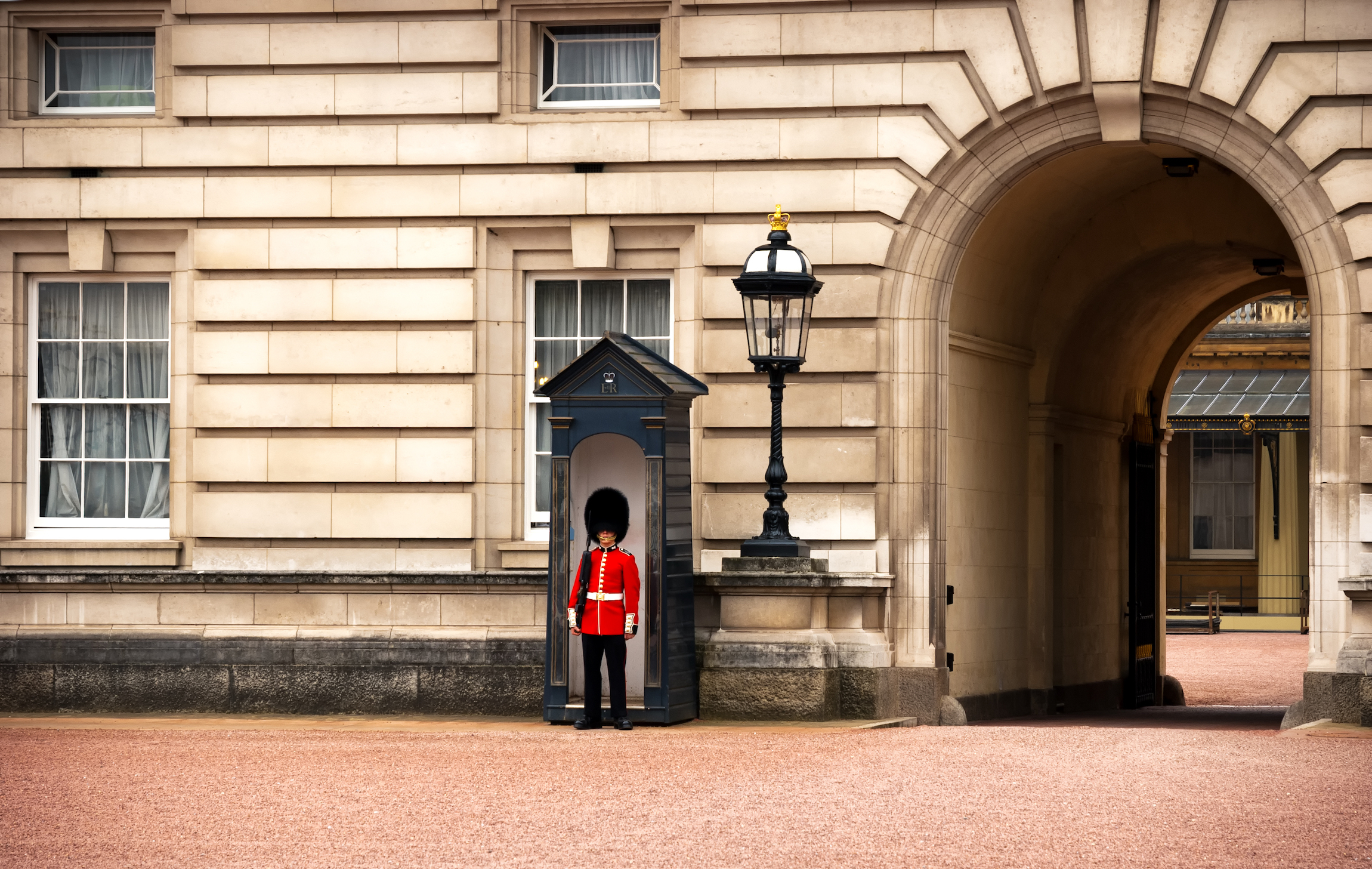 Wartownik na służbie w Pałacu Buckingham 