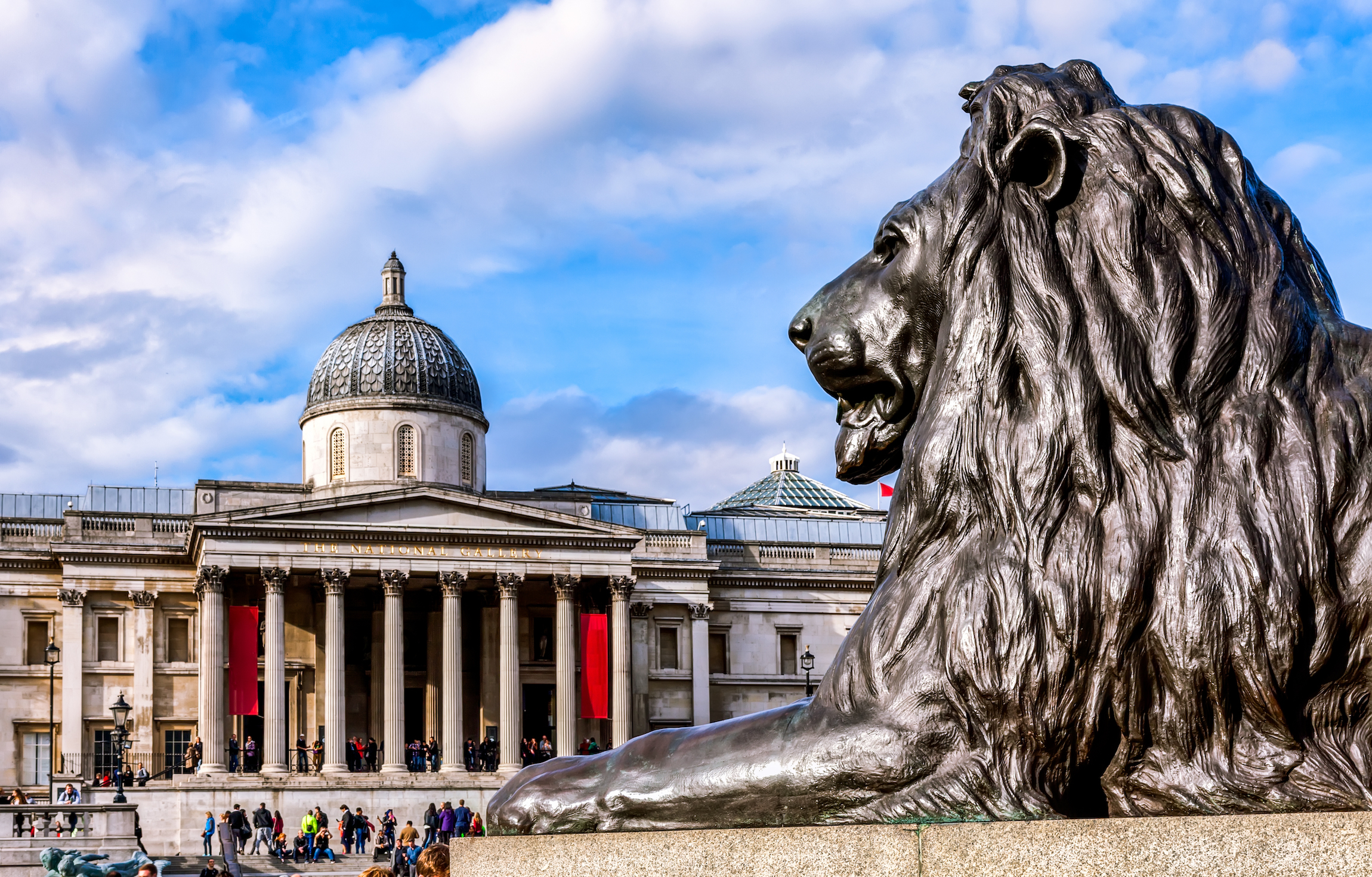 Widok z przodu National Gallery London z brązowym lwem na pierwszym planie.