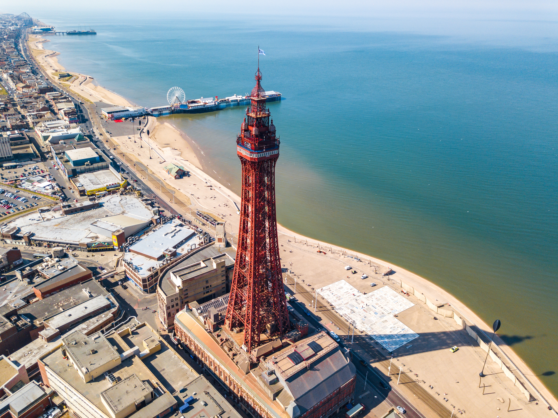 Widok z lotu ptaka na wieżę Blackpool Tower z centralnym molo w tle w Blackpool w Wielkiej Brytanii
