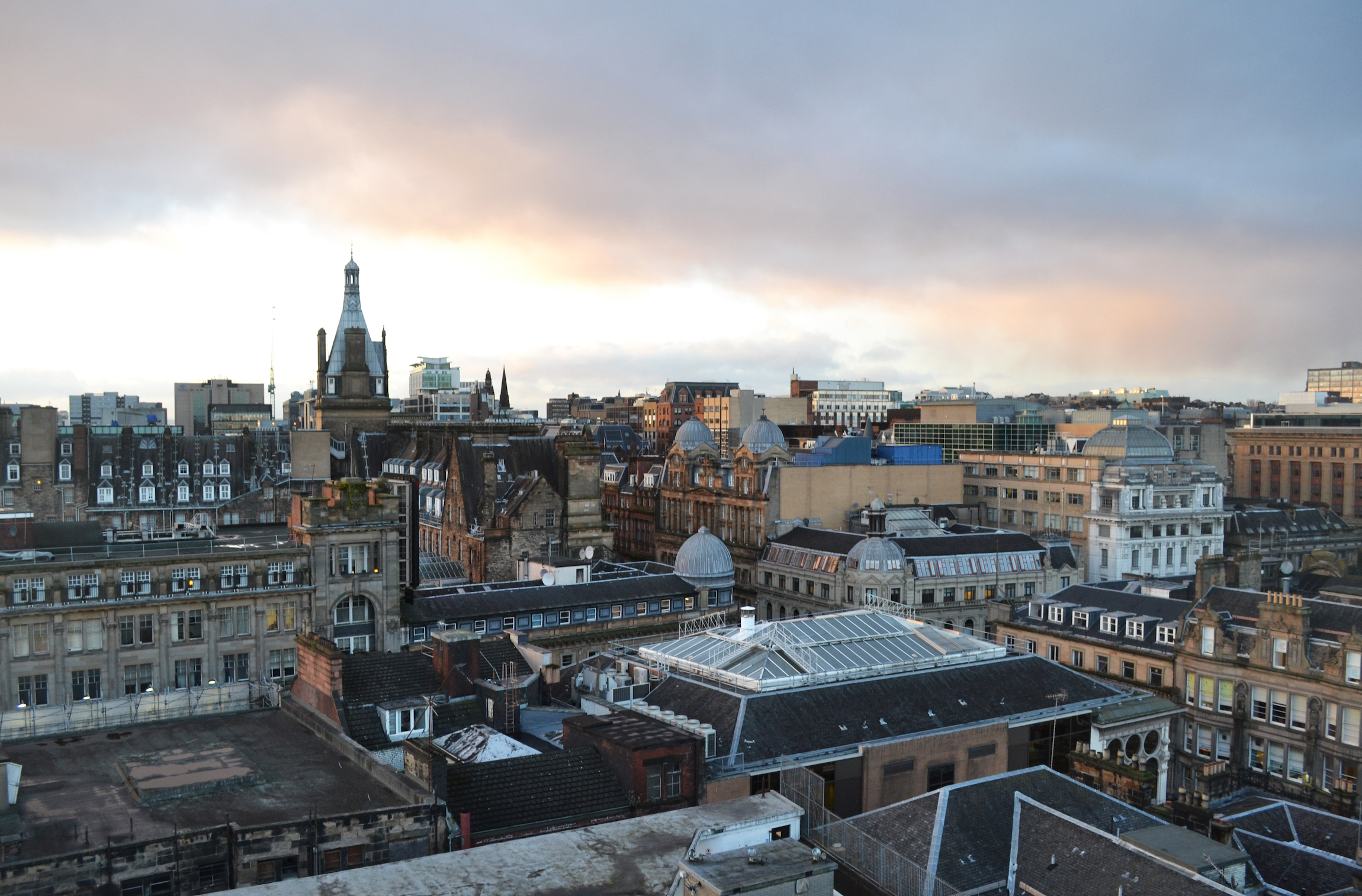 Architektura w Glasgow, Szkocja, sfotografowana ze słynnego budynku latarni morskiej w styczniu