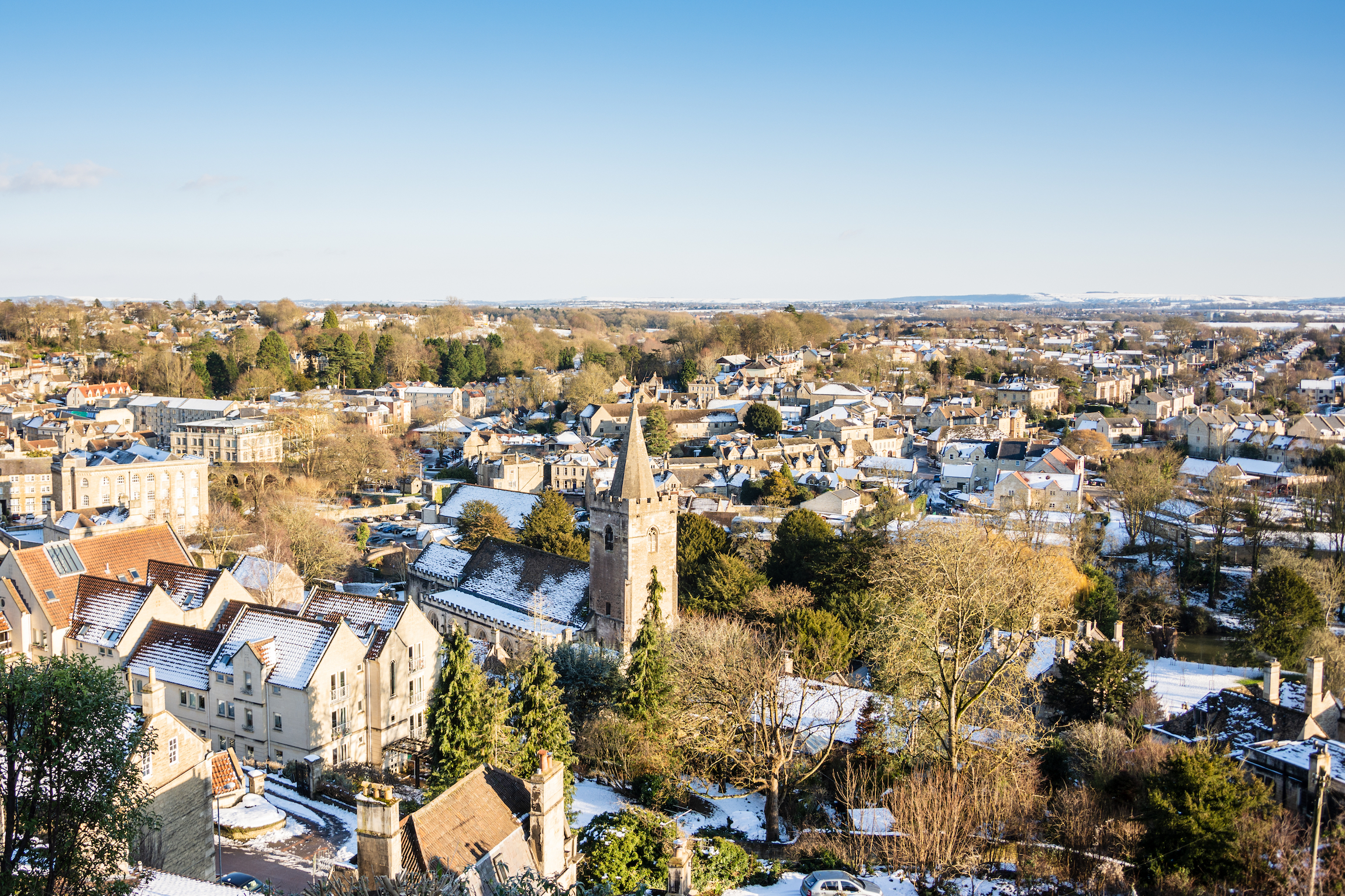 Widok z góry na gruzińskie Bradford on Avon w śnieżnym Wiltshire, Wielka Brytania