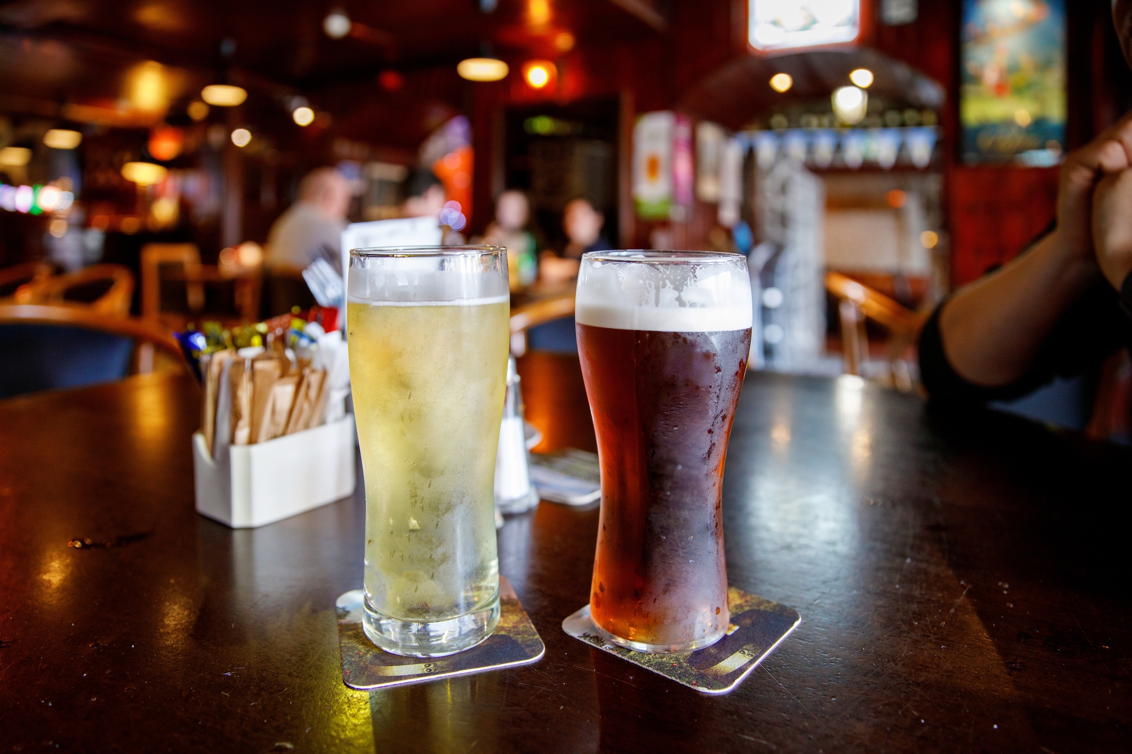 Stolik z piwem w Temple Bar to słynny punkt orientacyjny w kulturalnej dzielnicy Dublina, odwiedzany co roku przez tysiące turystów. Wnętrze Temple Bar w centrum irlandzkiej stolicy