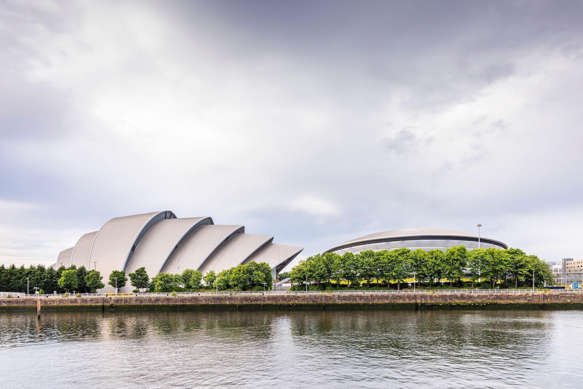 Budynki SEC Armadillo i SSE Hydro na nabrzeżu rzeki Clyde w Glasgow, Szkocja