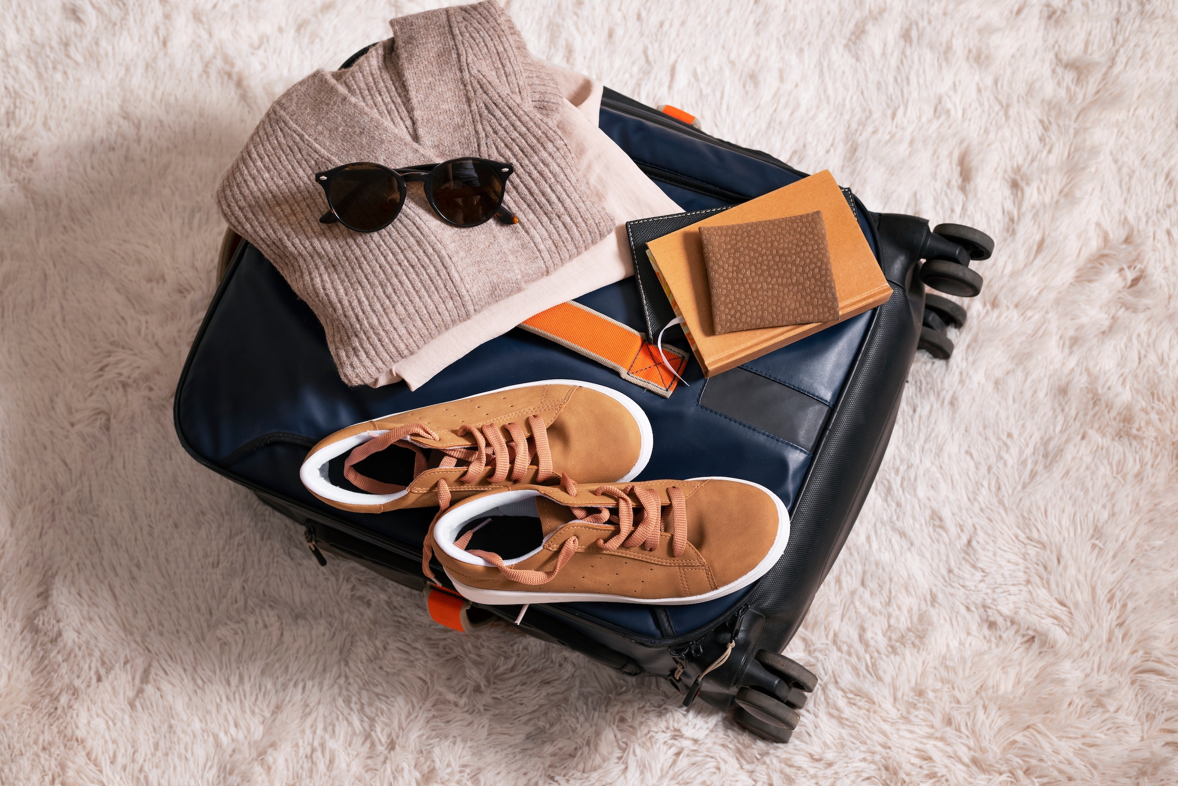 Torba podróżna z ubraniami i akcesoriami. walizka zapakowana do podróży. walizka z różnymi ubraniami zapakowanymi do podróży. koncepcja podróży i wakacji. Torba podróżna, torba podróżna.
