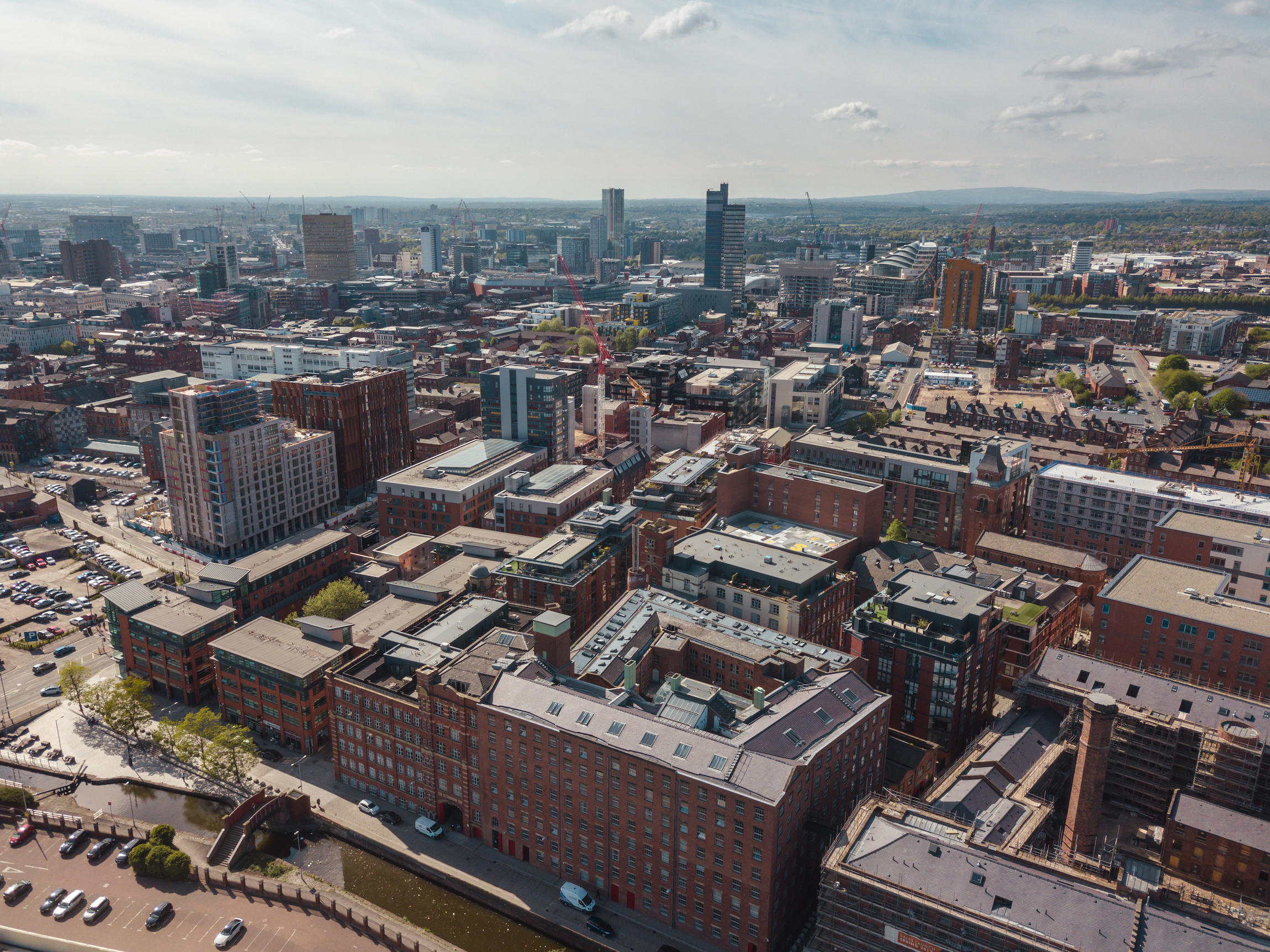 Centrum miasta z powietrza dron nad budynkami brytyjski manchester panorama lato błękitne niebo ancoats północna dzielnica