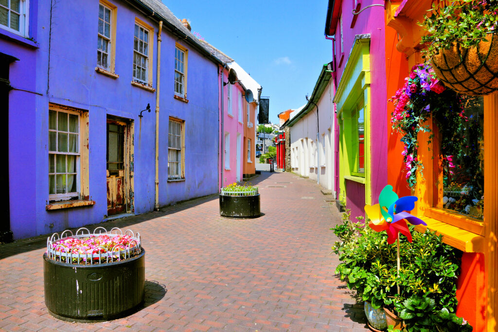 Uliczki z kolorowymi budynkami na Starym Mieście w Kinsale, hrabstwo Cork, Irlandia, Gotowy plan wycieczki objazdowej po Cork i okolicach