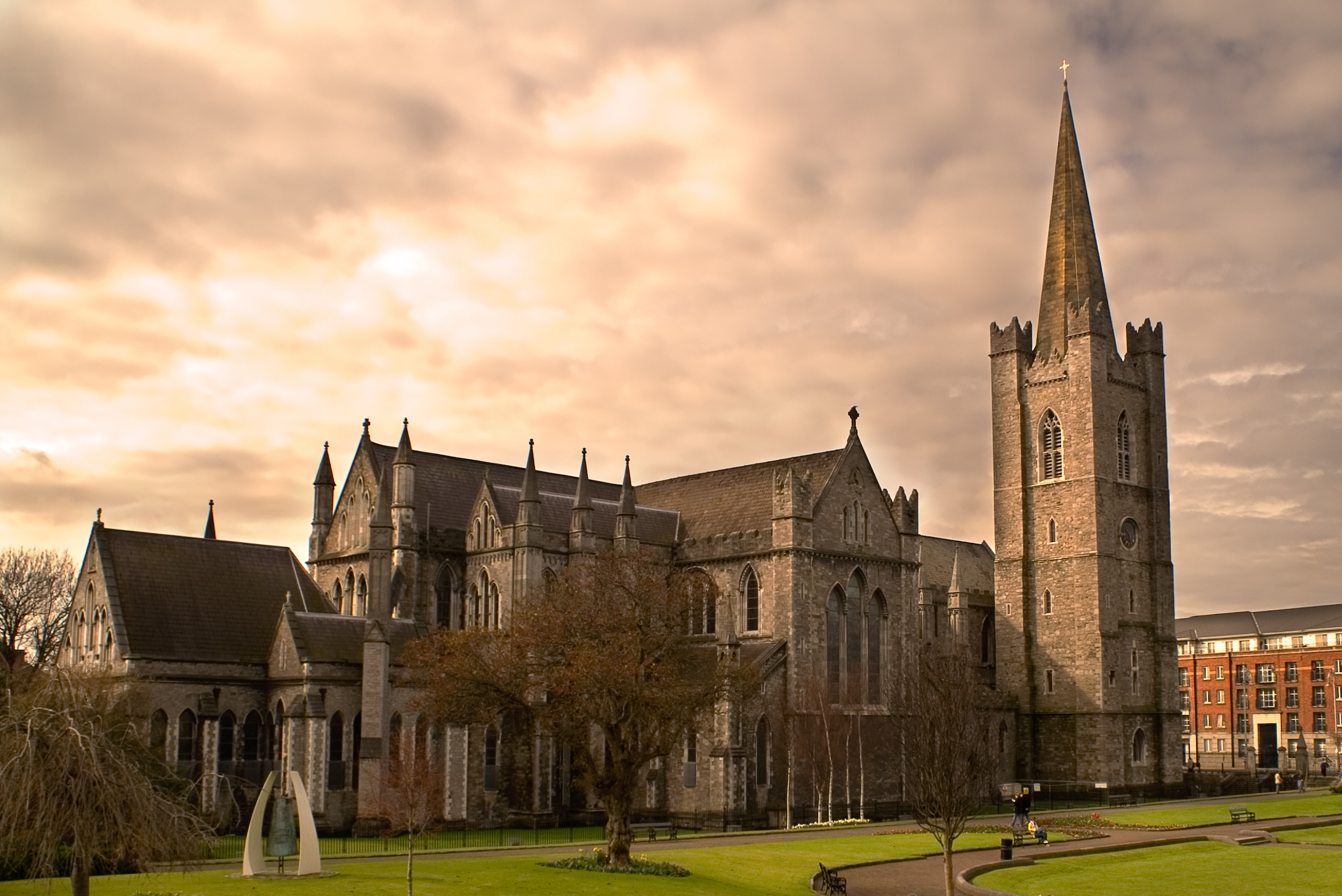 Katedra Świętego Patryka w Dublinie w pochmurny dzień.