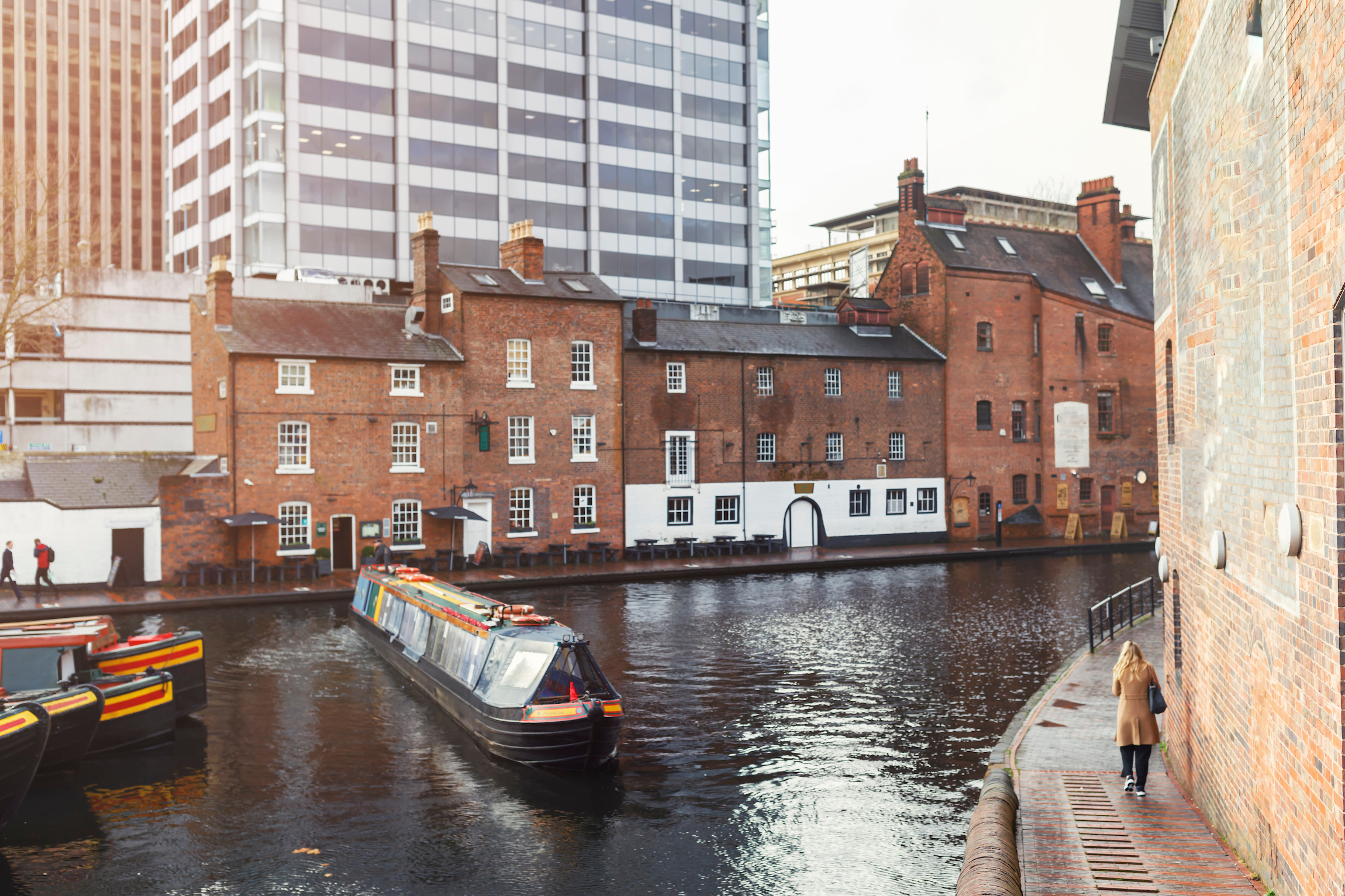Poza niesamowitymi możliwościami zwiedzania oferowanymi przez wodne taksówki podróżujące po kanałach Birmingham, można również zobaczyć wyjątkową architekturę zmaterializowaną w domach na brzegu i zadziwiających budynkach