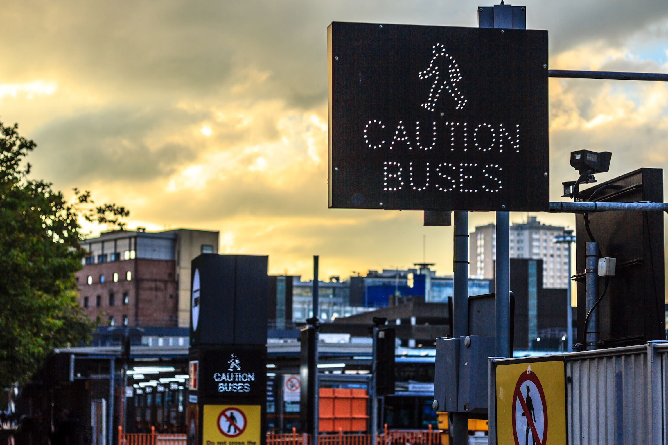 Koncepcja transportu znaku Caution Buses, dworzec autobusowy Buchanan, Glasgow, Szkocja, Wielka Brytania - Komunikacja miejska w Glasgow