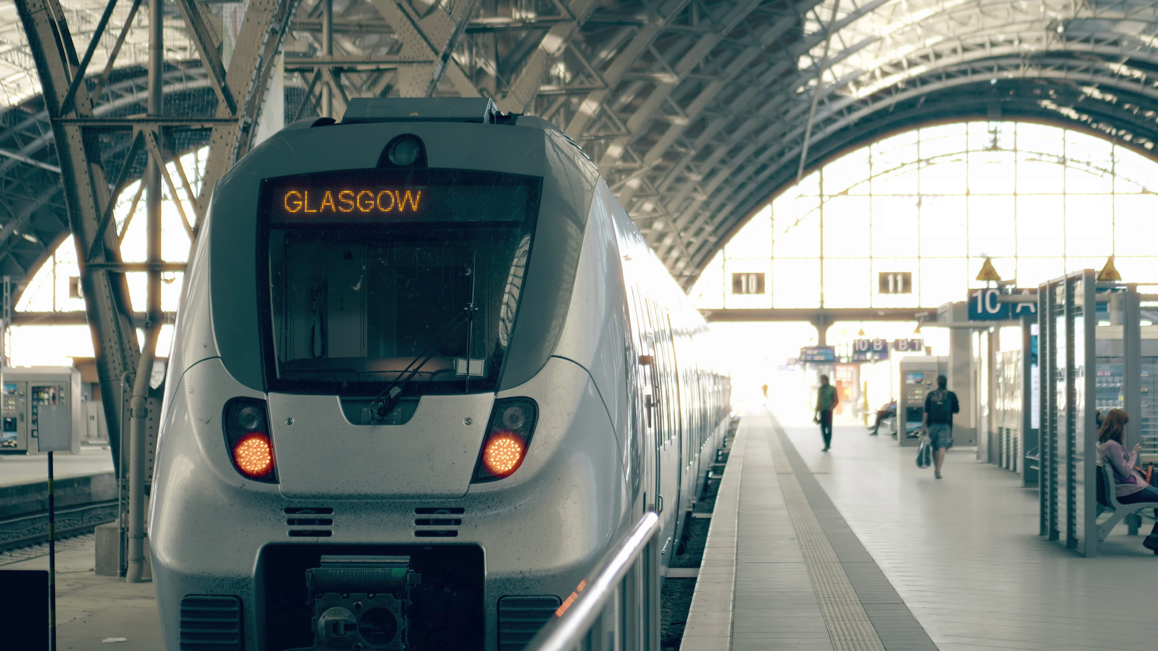 Nowoczesny pociąg do Glasgow. Podróż do Wielkiej Brytanii
