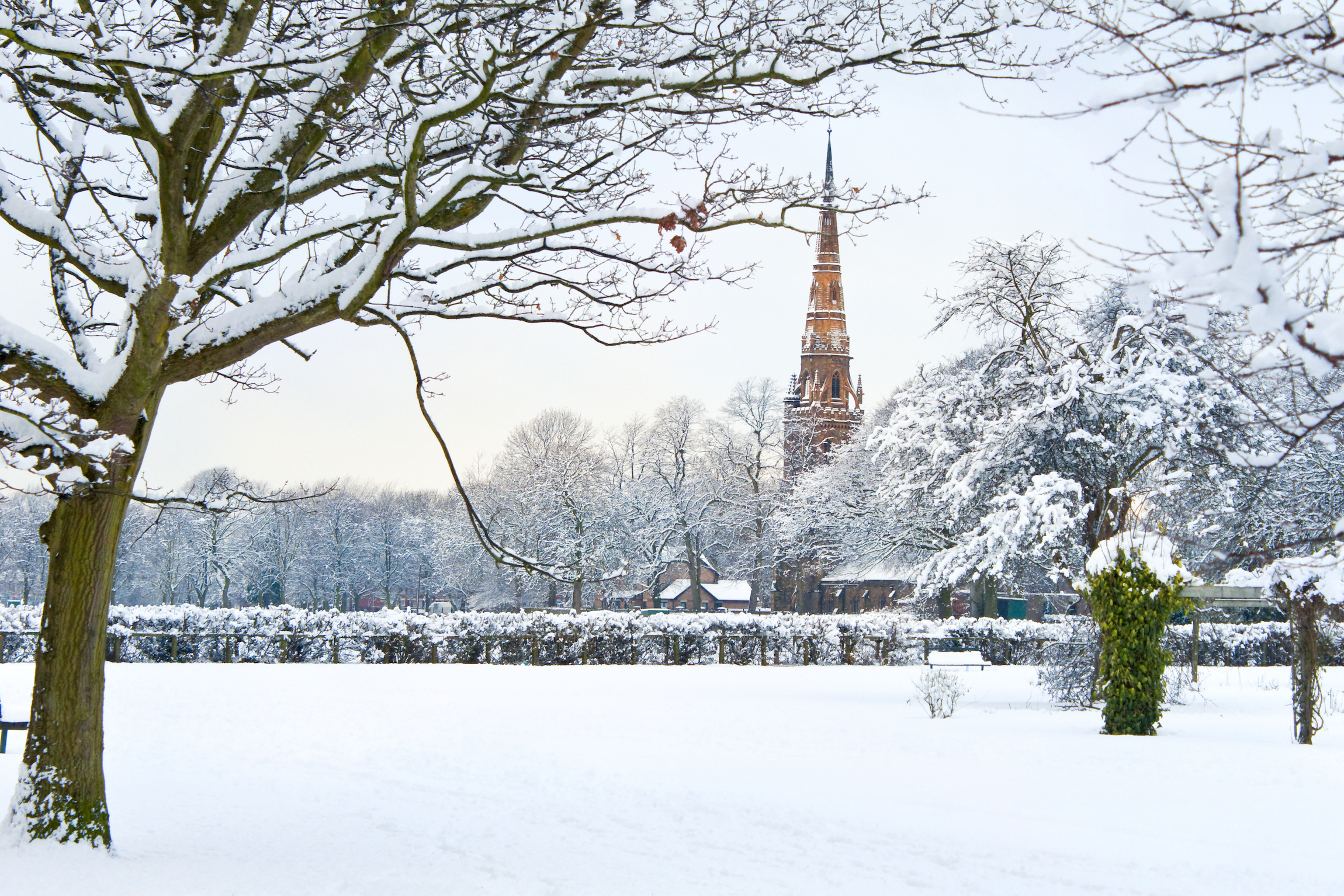 Nowa angielska seria zimowa: widok na pokryty śniegiem park Platt Fields w Manchesterze