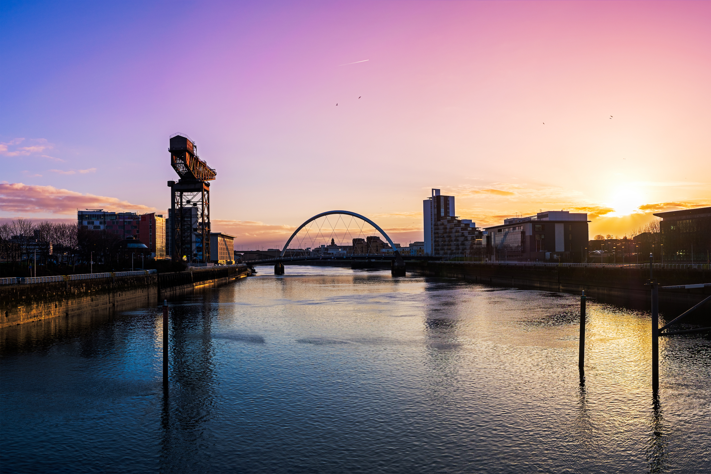 Widok na rzekę Clyde o wschodzie słońca, Glasgow, Szkocja, Wielka Brytania, Europa.