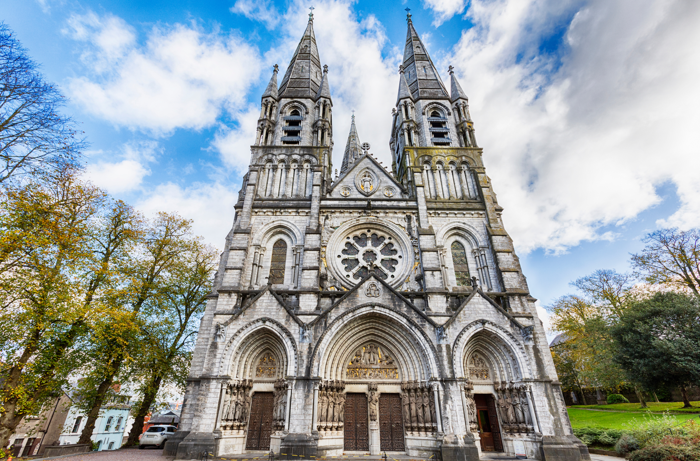 centralna fasada katedry św. Fin Barre'a w Cork, Irlandia