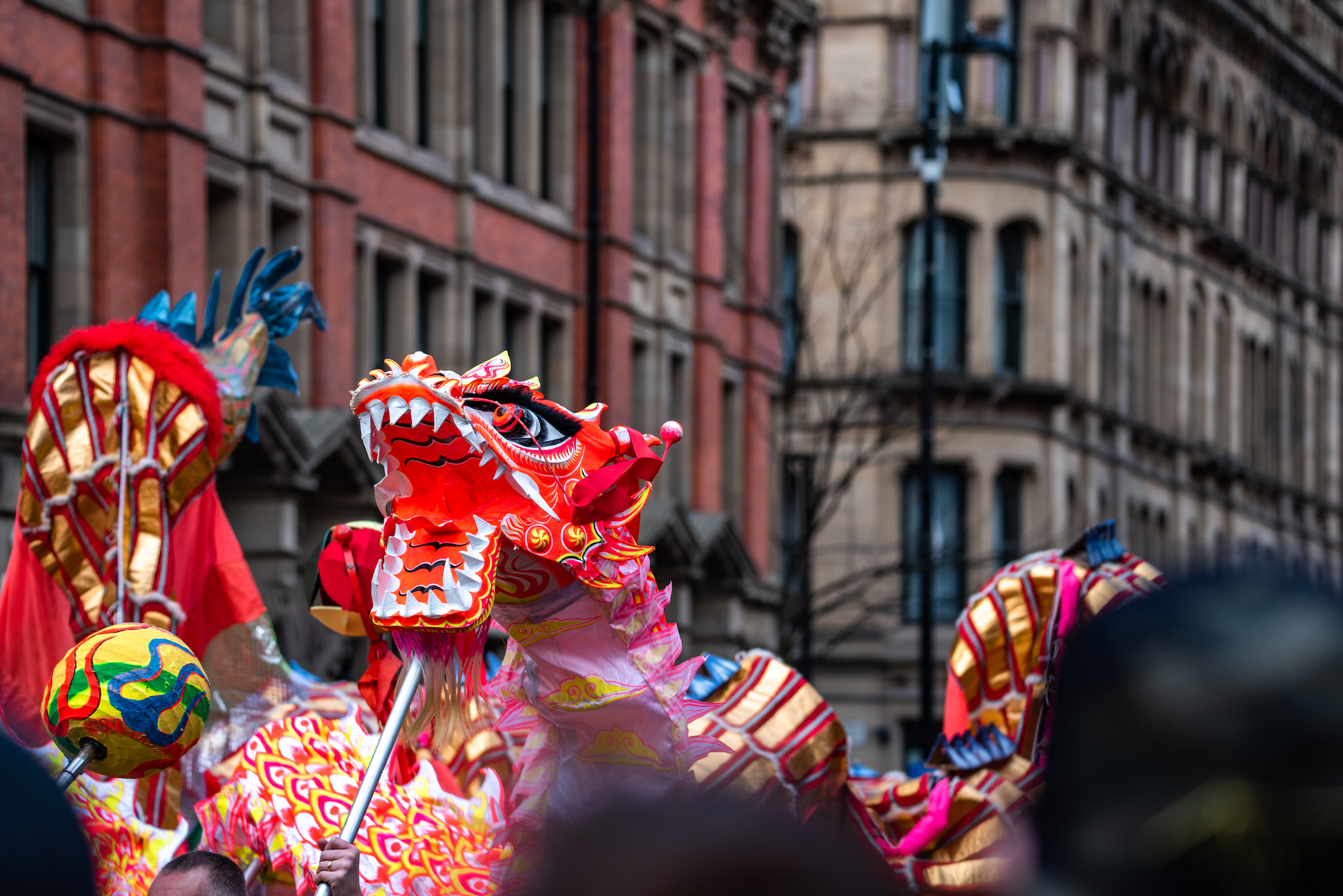 Tańczący smok w chińskim nowym roku festiwal zabawa marionetka ludzie parada festiwal świętowanie uk manchester czerwony