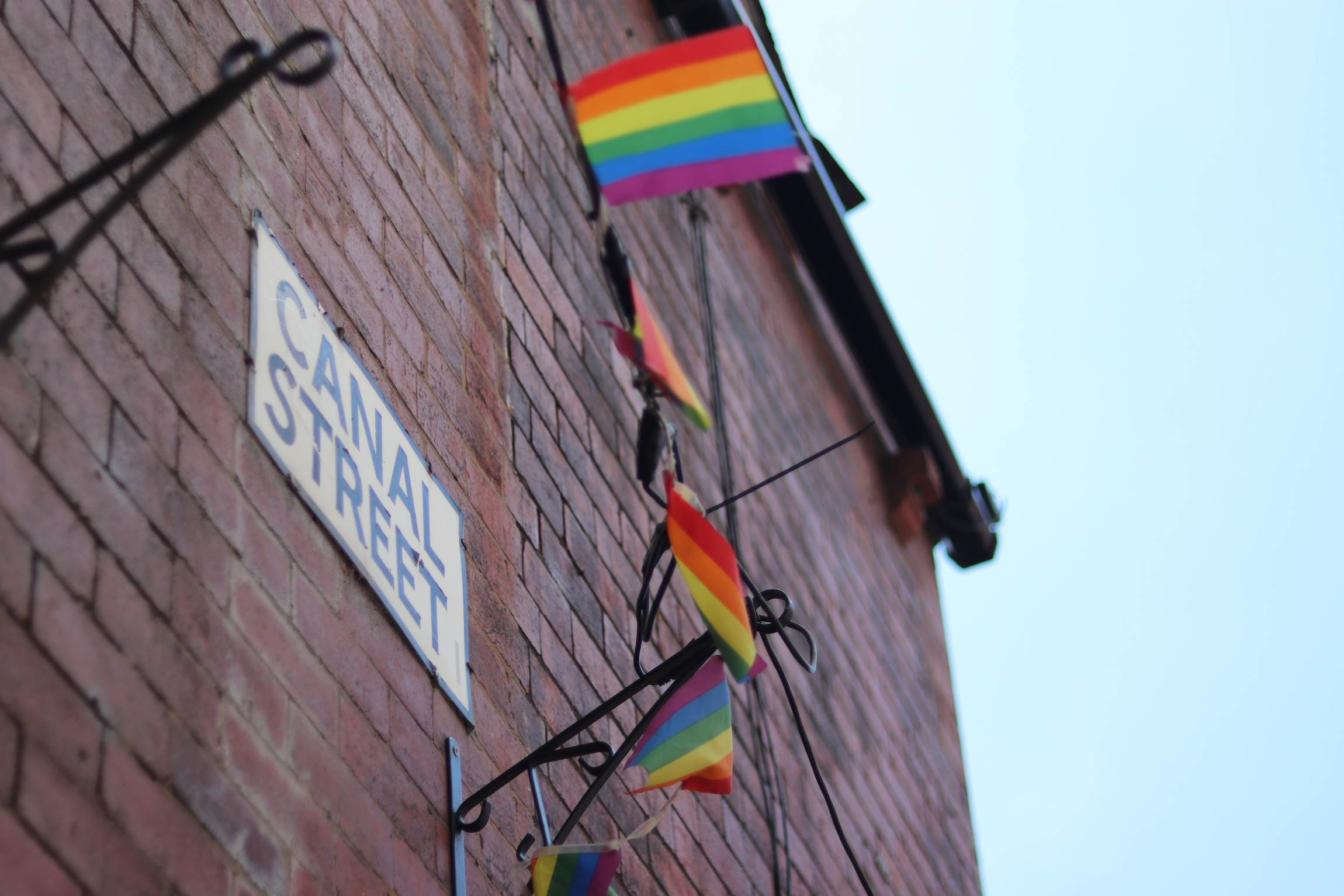 Flagi Gay Pride na ulicy Canal Street w Manchesterze