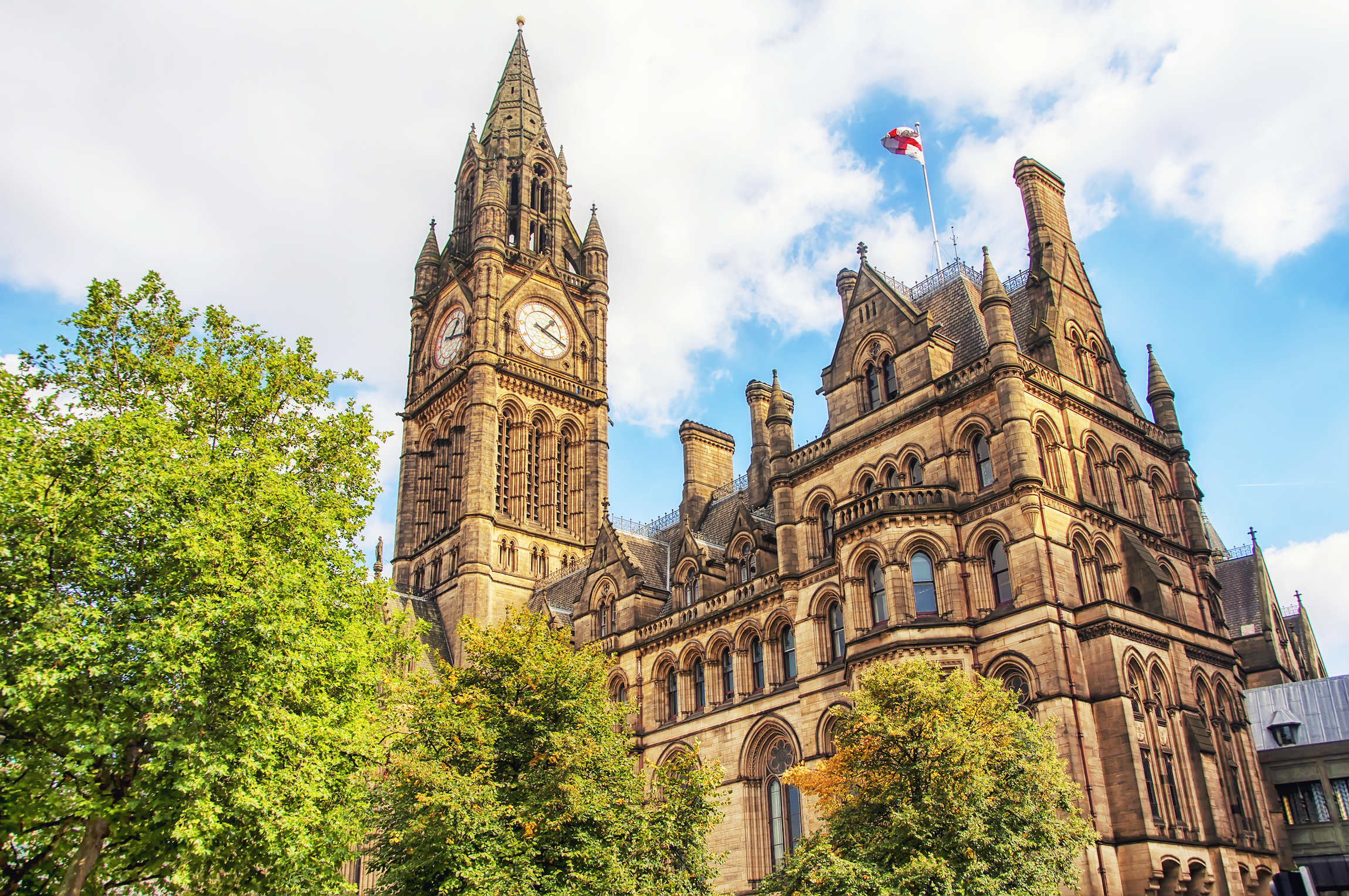 Manchester Town Hall, Wielka Brytania z zachmurzonym niebem