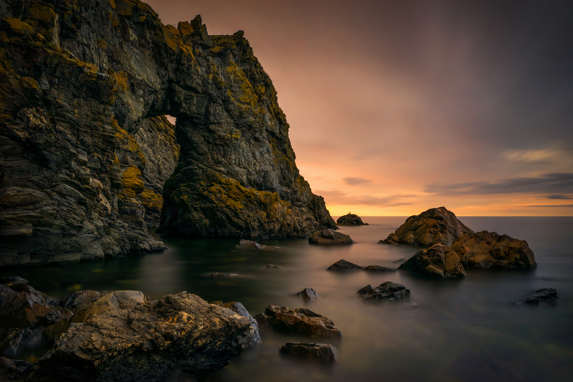 Skalny łuk na plaży Aberdour, wschodnie wybrzeże Szkocji