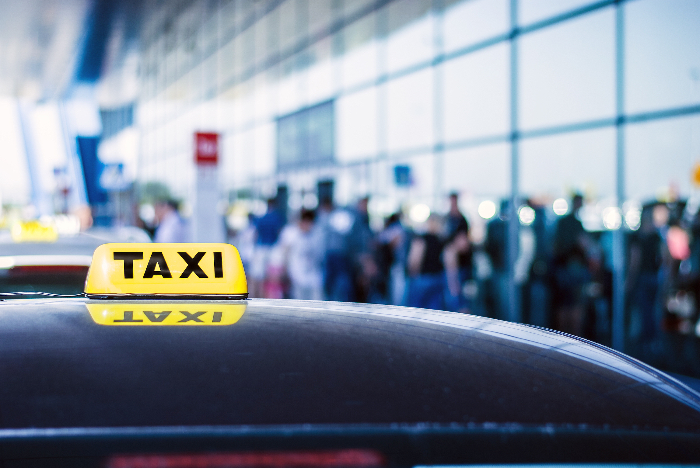 Taxi samochód czeka pasażerów przybycia przed lotniska Gate