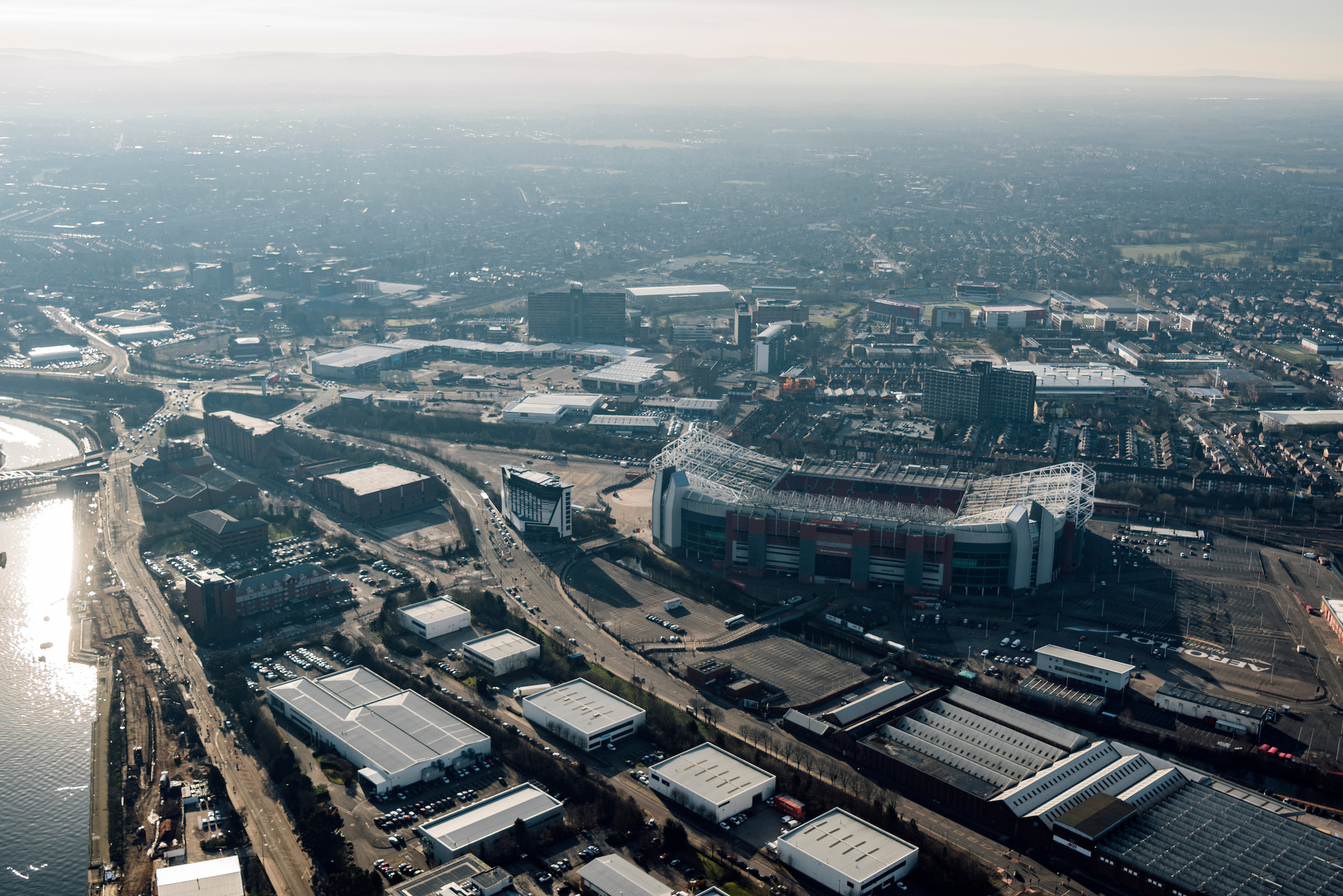 Widok Old Trafford / stadionu / areny Manchesteru United z lotu ptaka