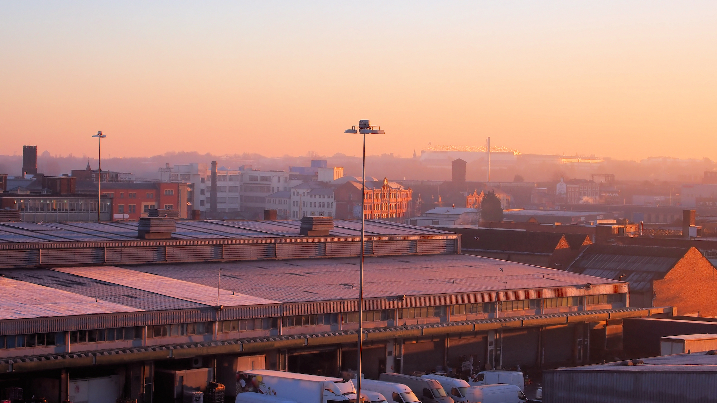 Birmingham Skyline nad rynkami hurtowymi z "Custard Factory" i terenami bluesowymi w tle. Obraz komercyjny