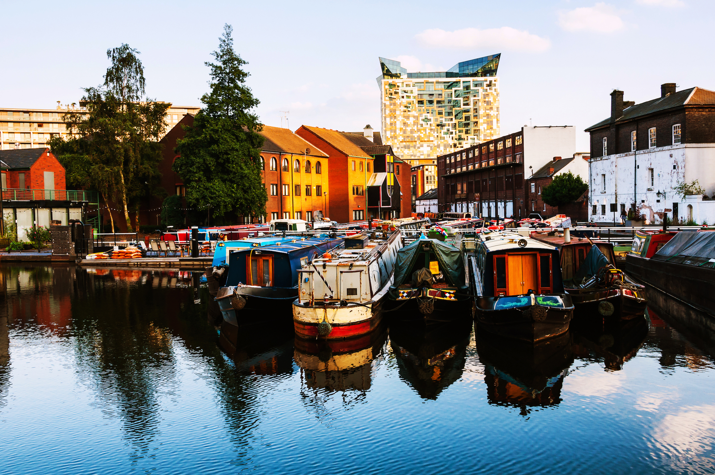 Birmingham, Wielka Brytania. Łodzie zacumowane wieczorem w słynnym kanale Birmingham w Wielkiej Brytanii