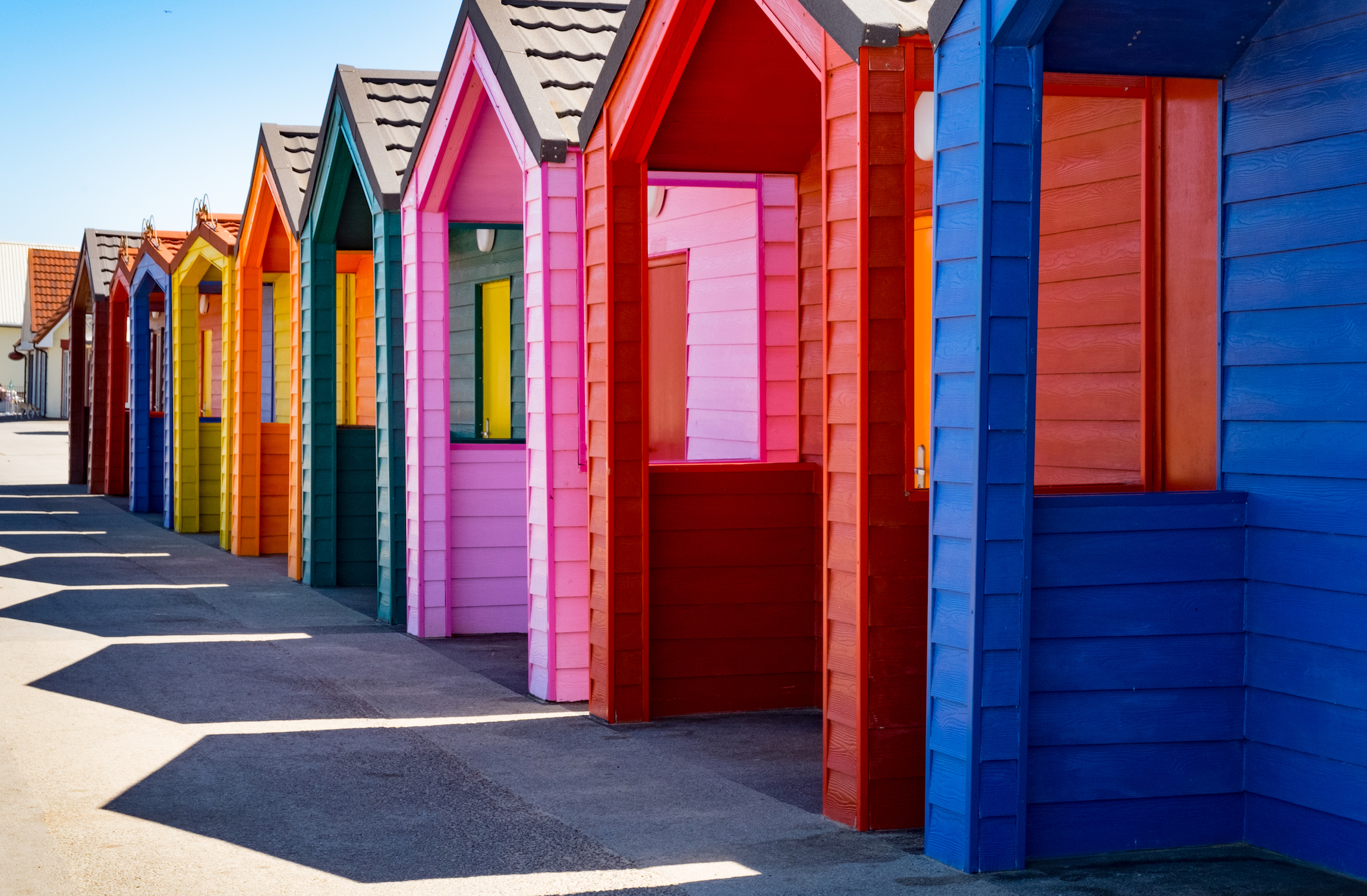 Kolorowe chatki na plaży w Saltburn by the Sea, North Yorkshire