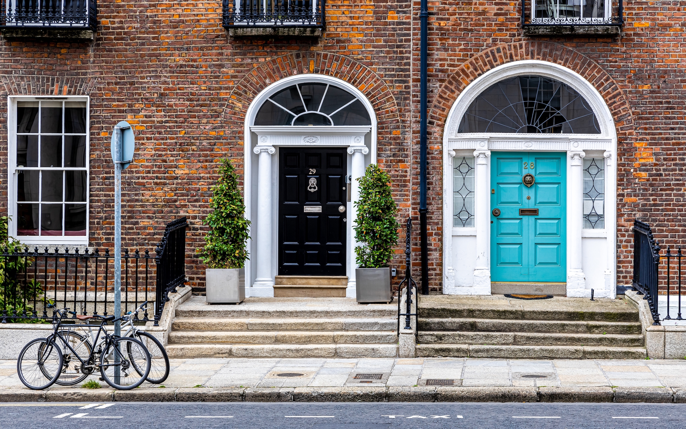 Kolorowe drzwi i próg w centrum Dublina w Respublic Ireland