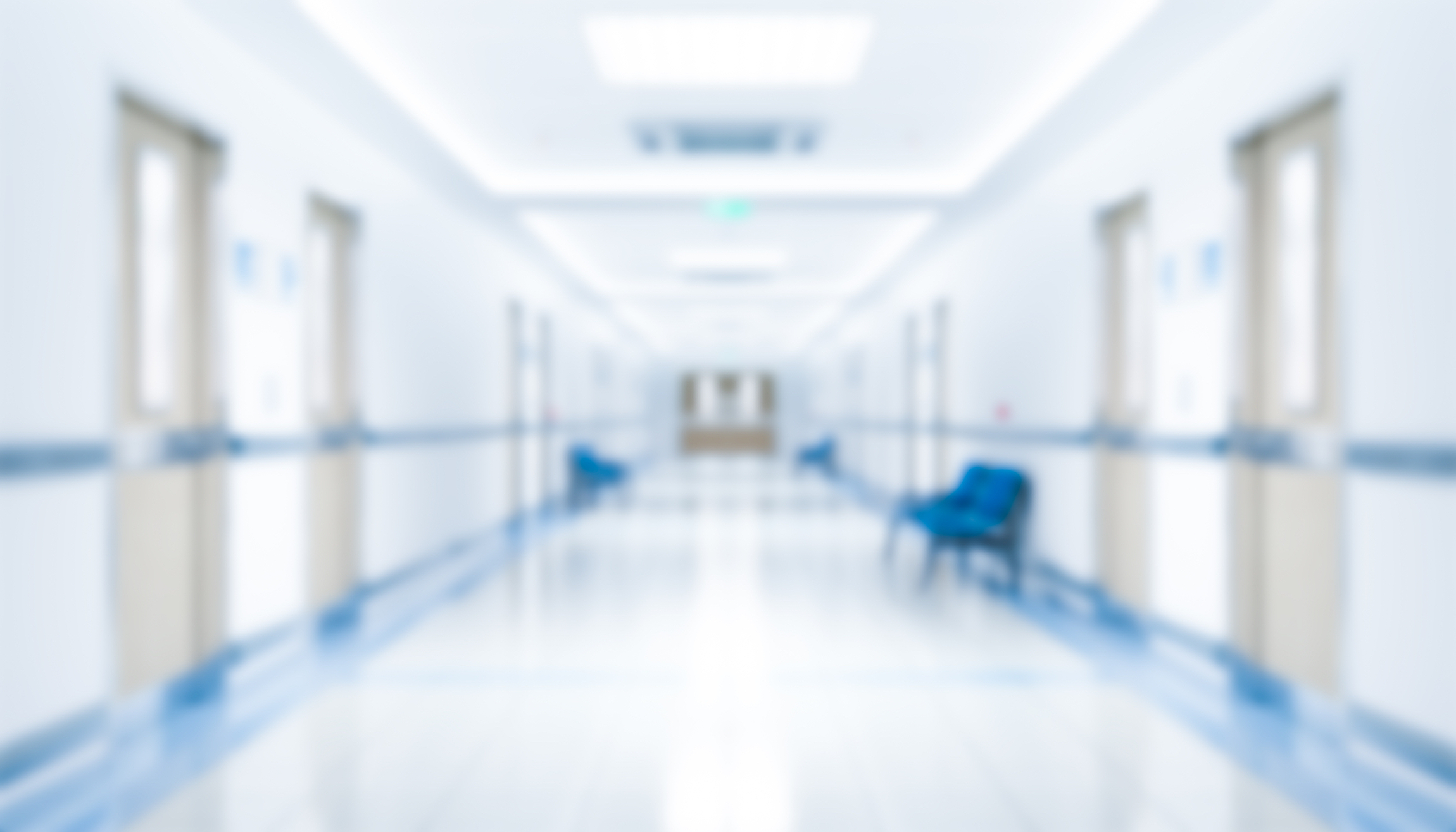 Długi szpital jasny korytarz z pokojami i siedzeniami renderowania 3D
