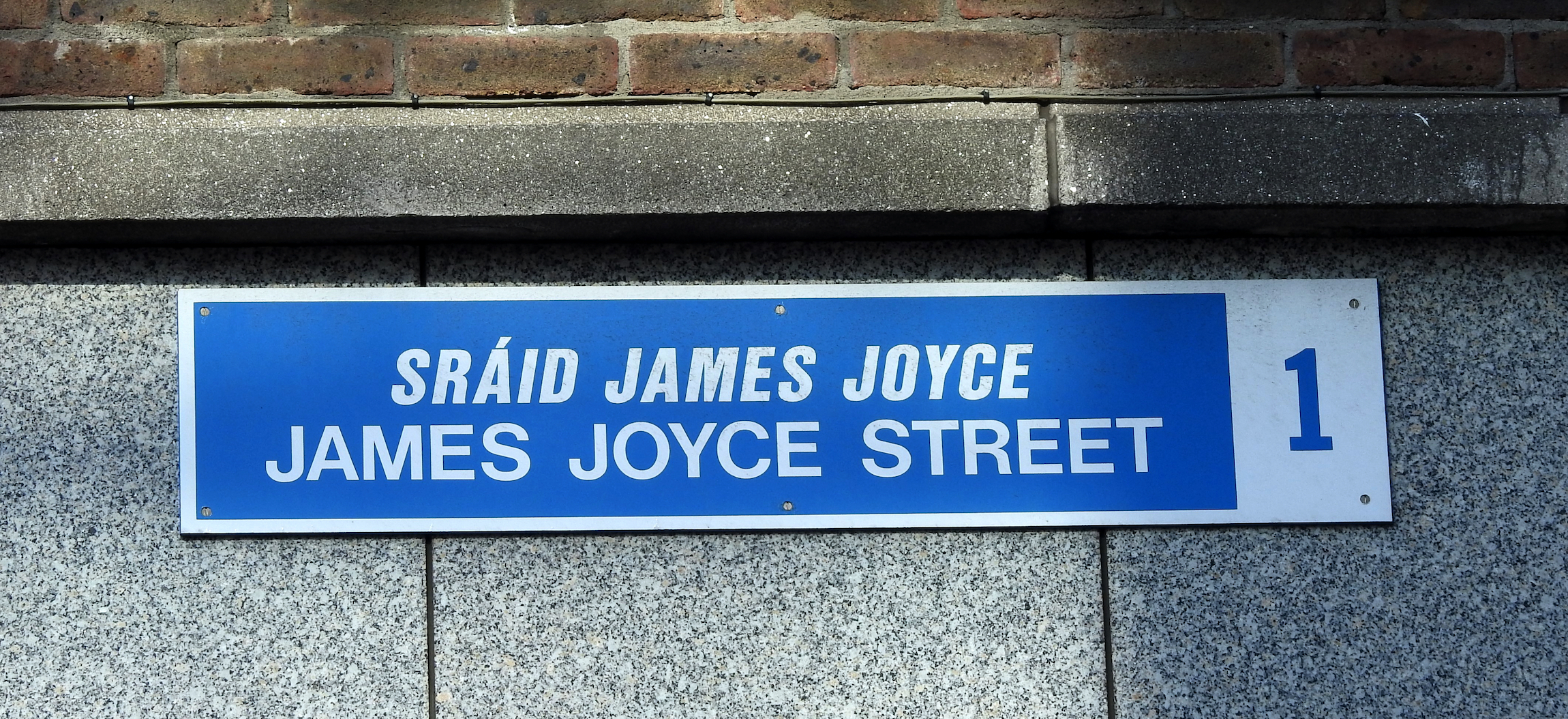 Znak James Joyce Street w centrum Dublina w języku angielskim i irlandzkim.