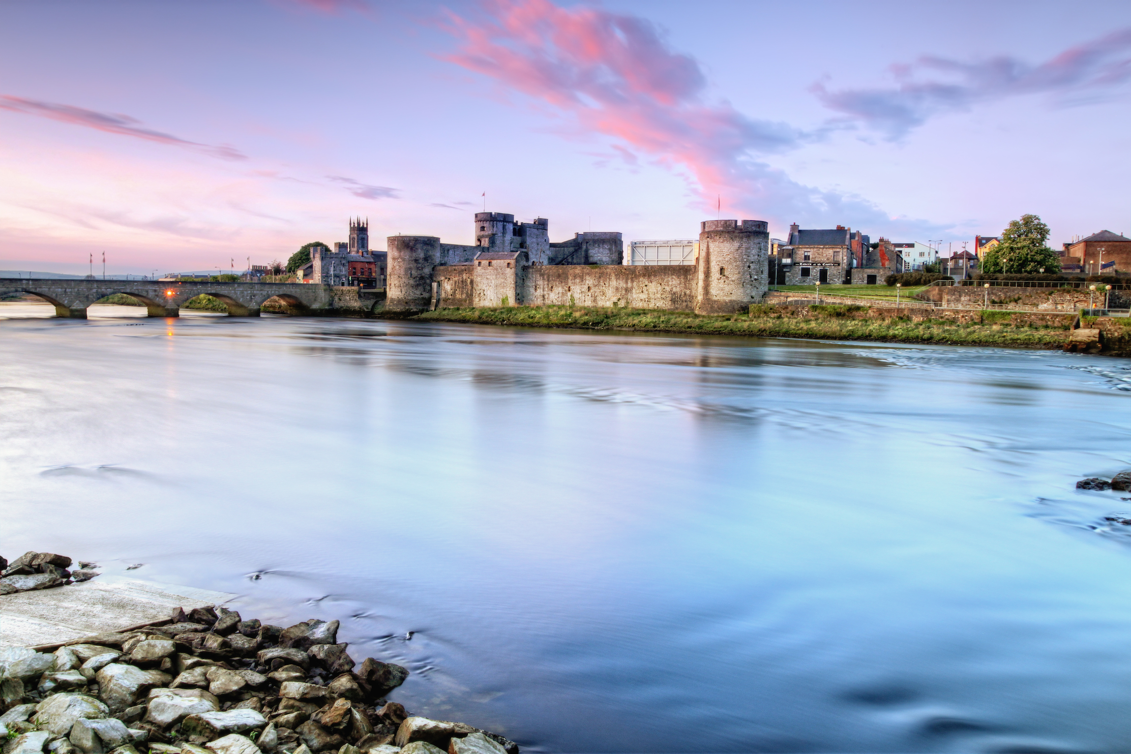 Zamek Króla Jana to zamek położony na Wyspie Króla w Limerick w Irlandii, obok rzeki Shannon.