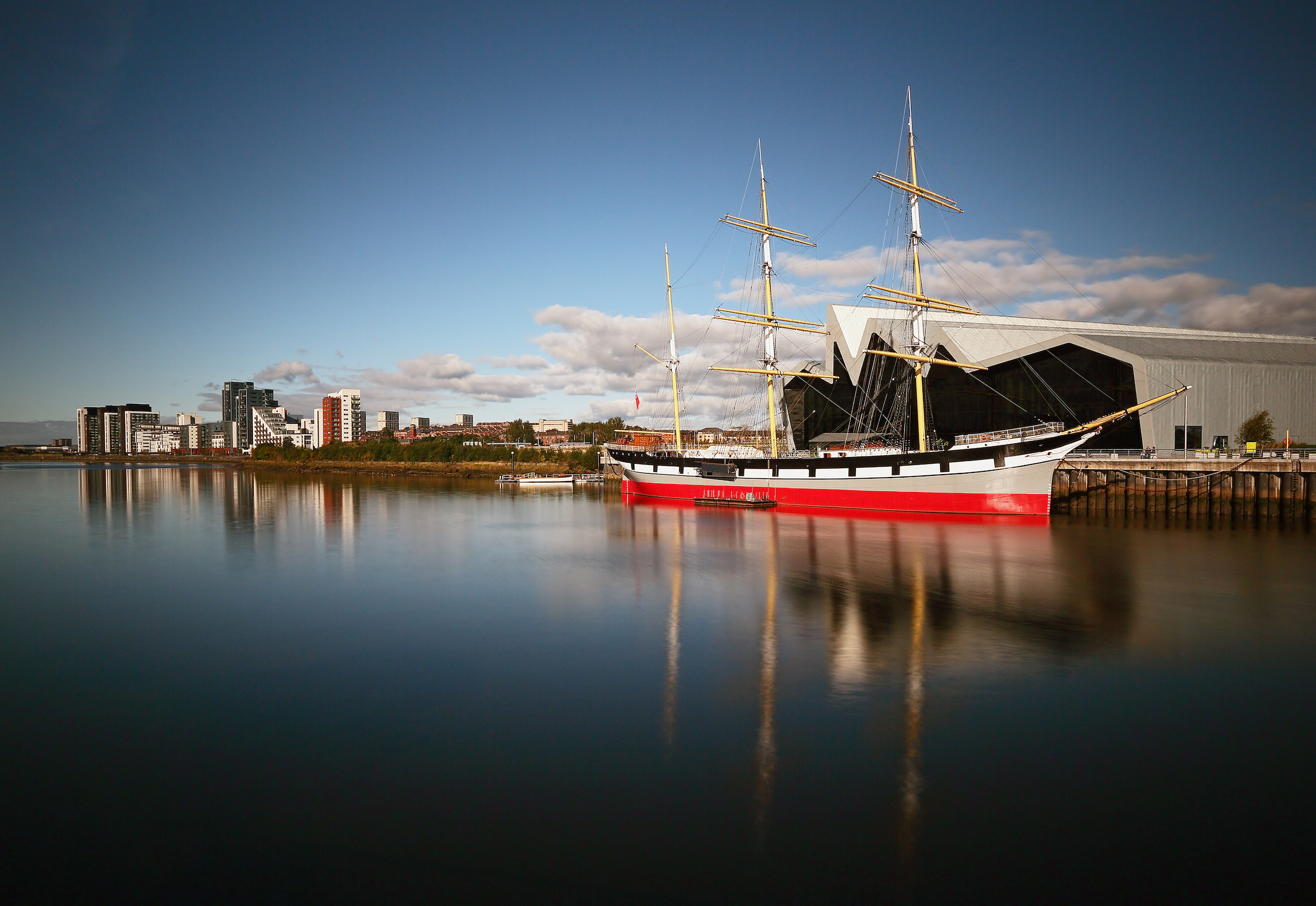 Długa ekspozycja muzeum transportu Riverside i wysokiego statku na rzece Clyde, Szkocja