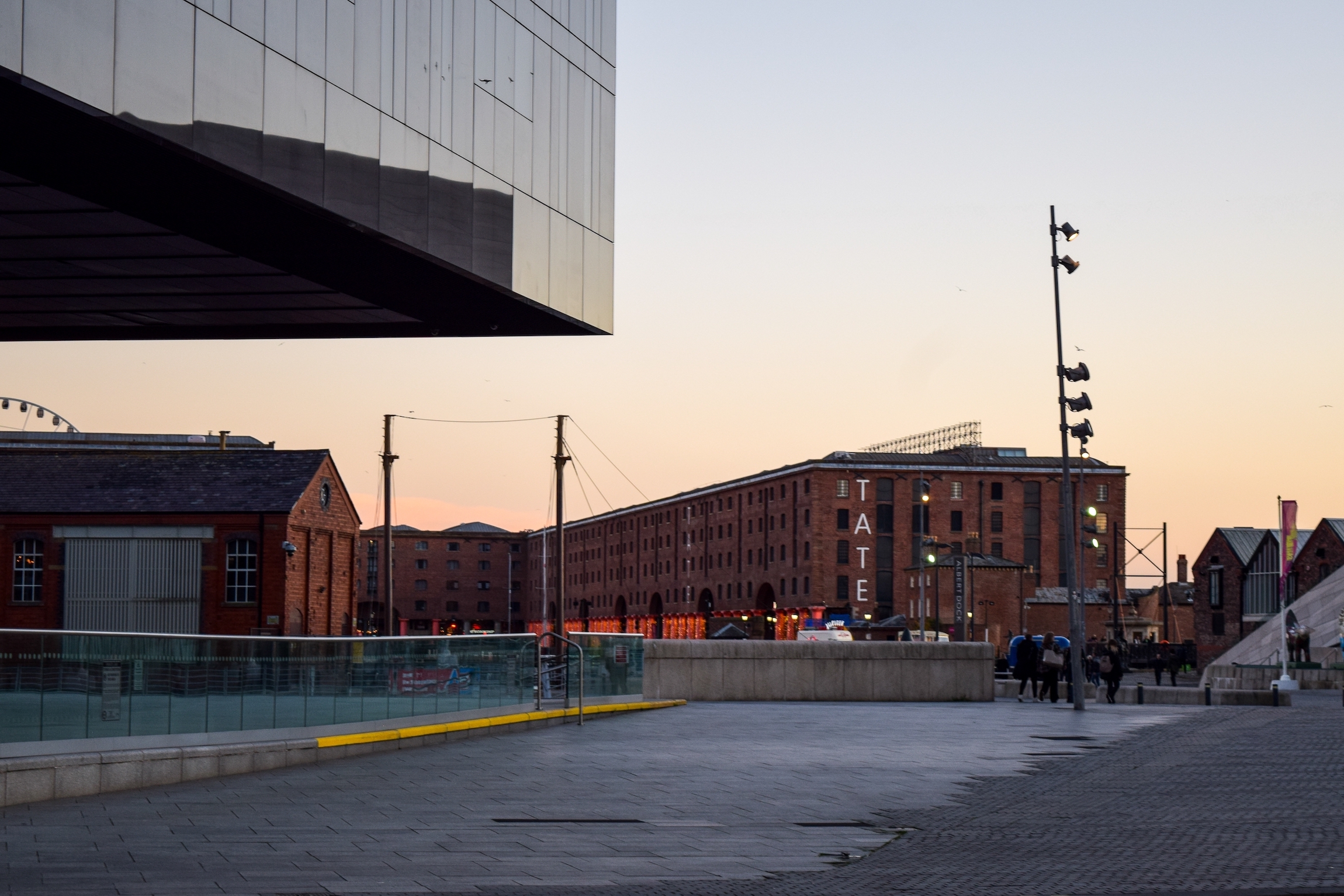 Widoki na Albert Dock i wyspę Mann, Merseyside, Liverpool, Anglia. Widoki na muzeum TATE, The Pumphouse, Muzeum Morskie, Muzeum Liverpoolu, budynek Royal Liver i Conference Liverpool.