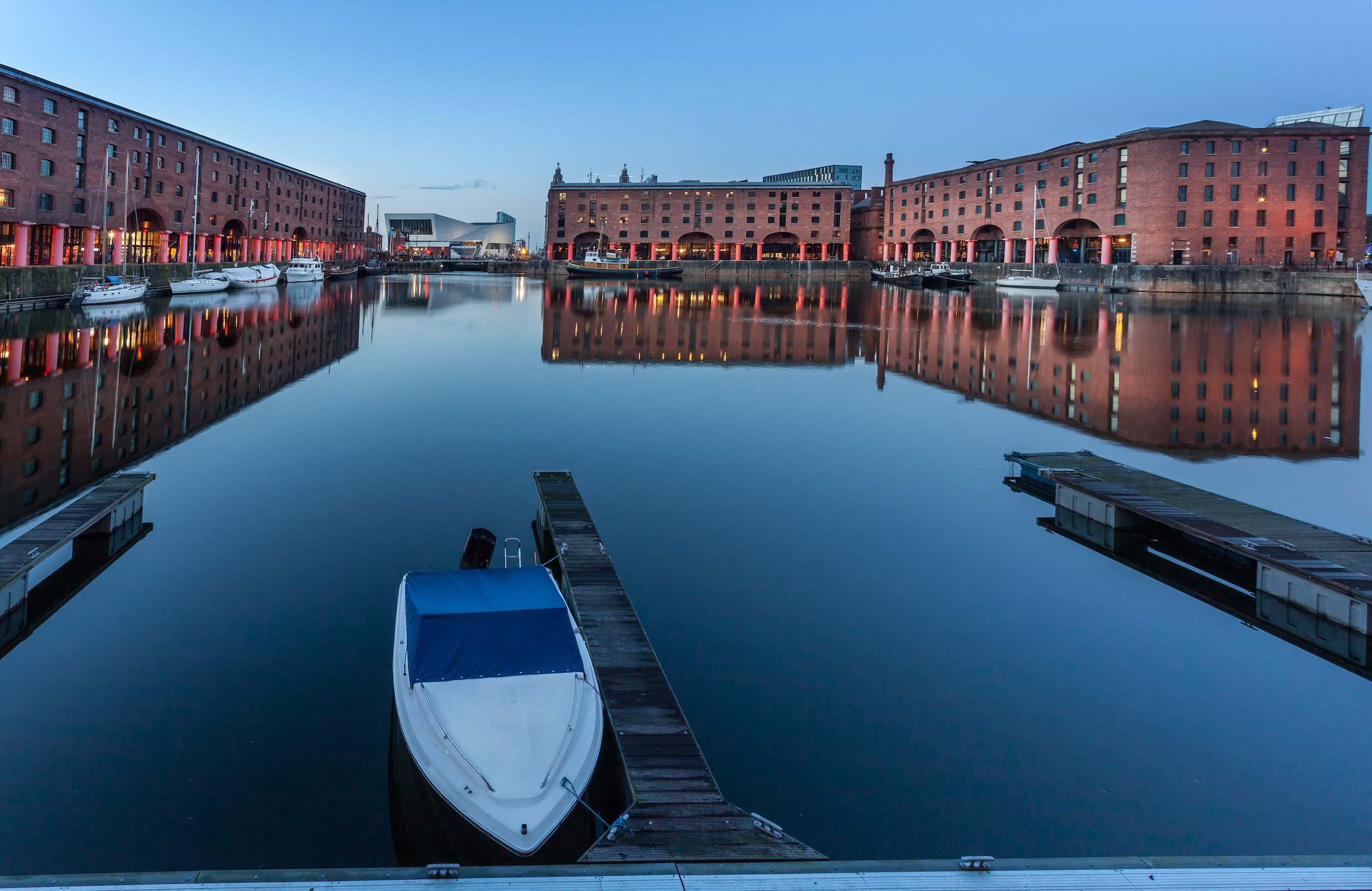 Albert Dock to atrakcja turystyczna nad brzegiem rzeki Mersey i nabrzeża Liverpoolu w Anglii.